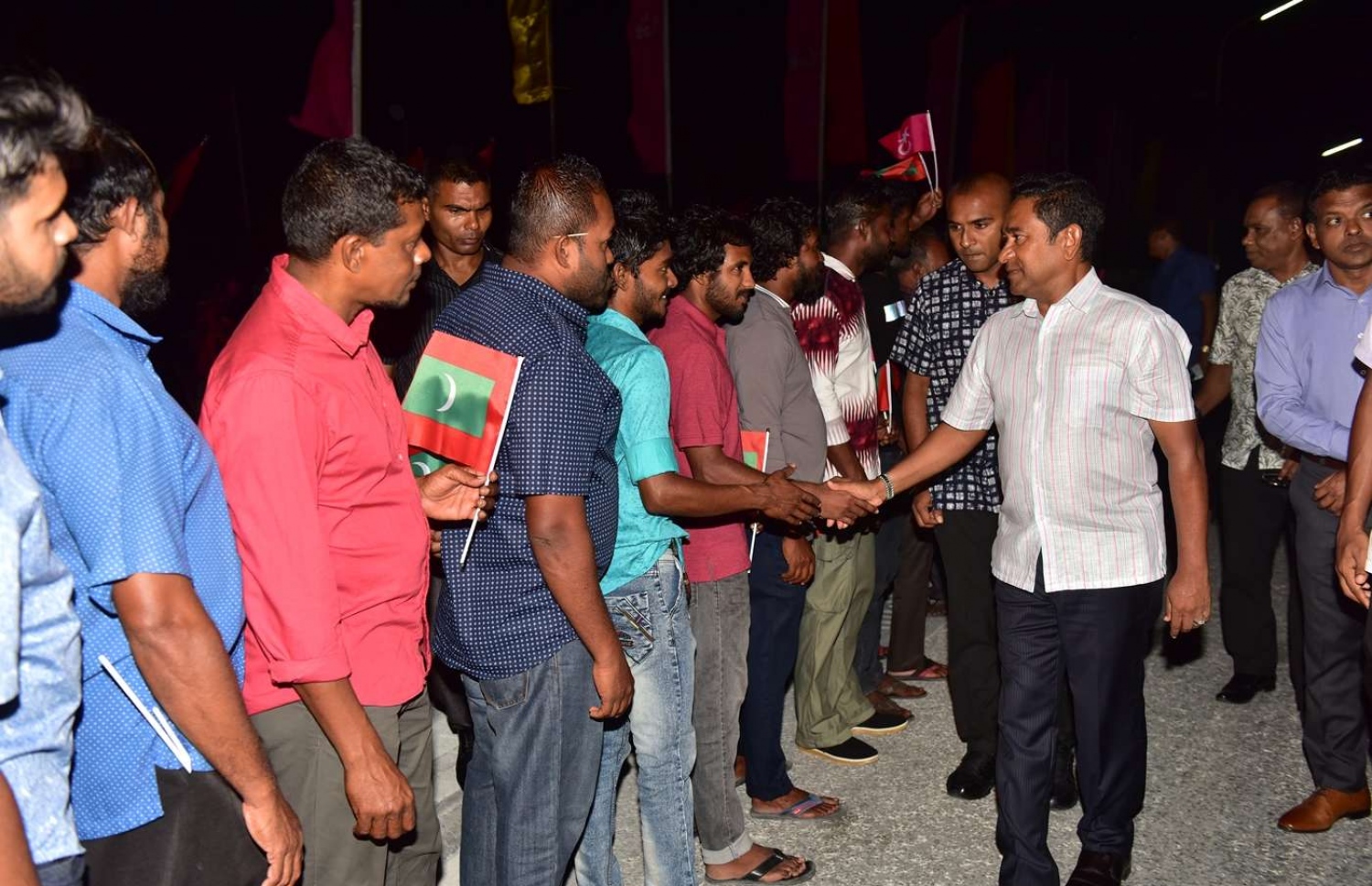 ރައީސް ޔާމީން ކުޅުދުއްފުއްޓަށް ވަޑައިގަތުމުން އެމަނިކުފާނަށް މަރުހަބާ ކިޔަން ދިޔަ ބަޔަކާ ސަލާމް ކުރައްވަނީ: ވަރަށް ގިނަ ބަޔަކު ވަނީ ކުޅުދުއްފުށިން ރައީސަށް މަރުހަބާ ކިޔާފައި.---ފޮޓޯ: ރައީސް އޮފީސް