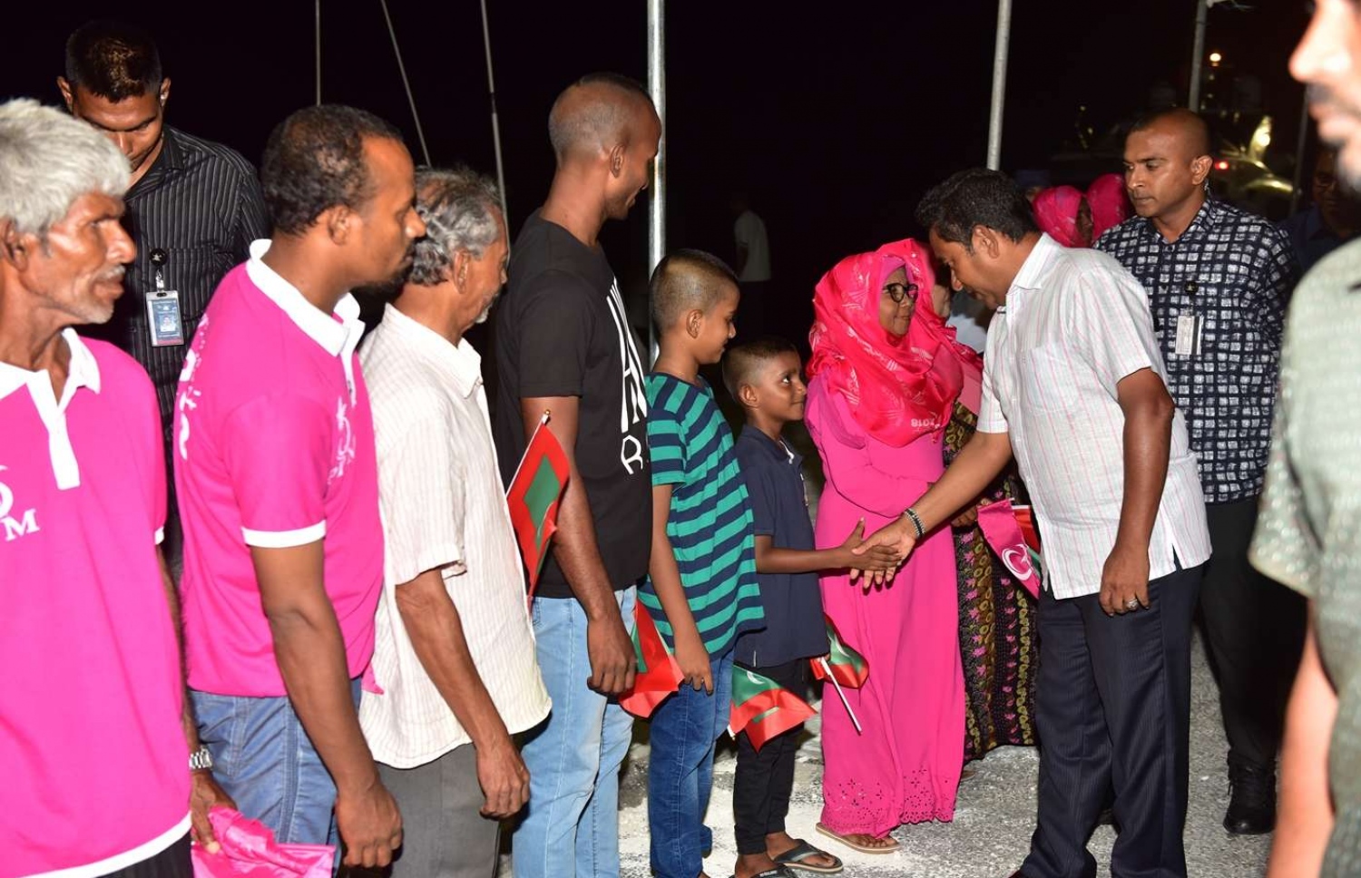 ހދ. ކުޅުދުއްފުށި: އޮގަސްޓް 22، 2018- ރައީސް އަބްދުﷲ ޔާމީން މި ރަށަށް ވަޑައިގަތުމުން އެމަނިކުފާނަށް މަރުހަބާ ކިޔަން ދިޔަ ކުޑަކުއްޖަކާ ސަލާމް ކުރައްވަނީ: ވަރަށް ގިނަ ބަޔަކު ވަނީ ކުޅުދުއްފުށިން ރައީސަށް މަރުހަބާ ކިޔާފައި.---ފޮޓޯ: ރައީސް އޮފީސް