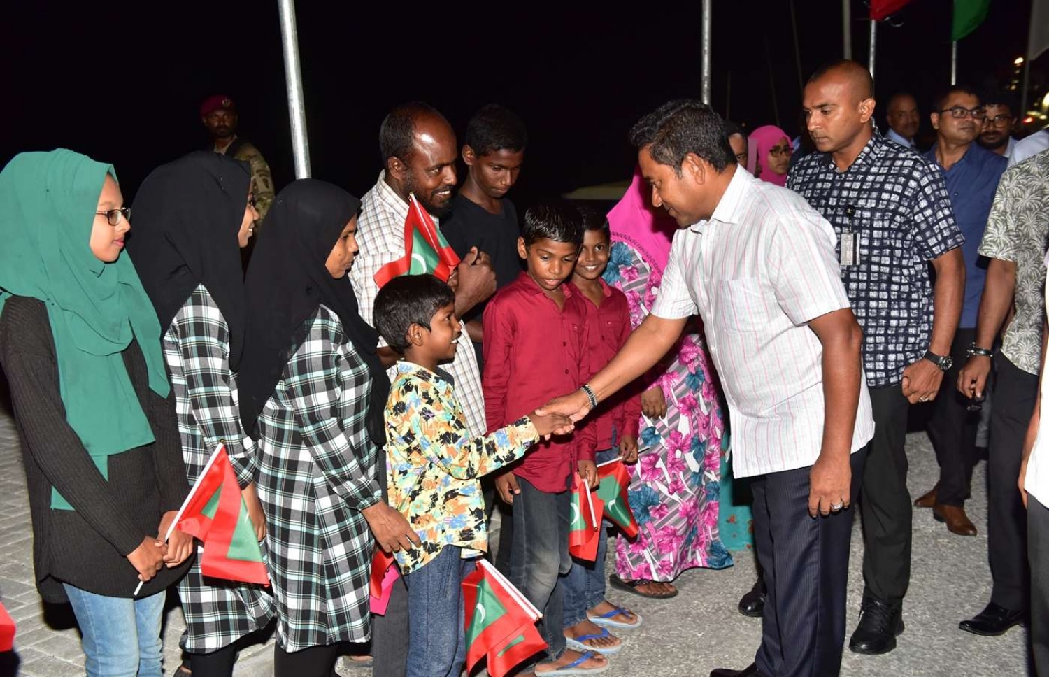 ހދ. ކުޅުދުއްފުށި: އޮގަސްޓް 22، 2018- ރައީސް އަބްދުﷲ ޔާމީން މި ރަށަށް ވަޑައިގަތުމުން އެމަނިކުފާނަށް މަރުހަބާ ކިޔަން ދިޔަ ކުޑަކުއްޖަކާ ސަލާމް ކުރައްވަނީ: ވަރަށް ގިނަ ބަޔަކު ވަނީ ކުޅުދުއްފުށިން ރައީސަށް މަރުހަބާ ކިޔާފައި.---ފޮޓޯ: ރައީސް އޮފީސް