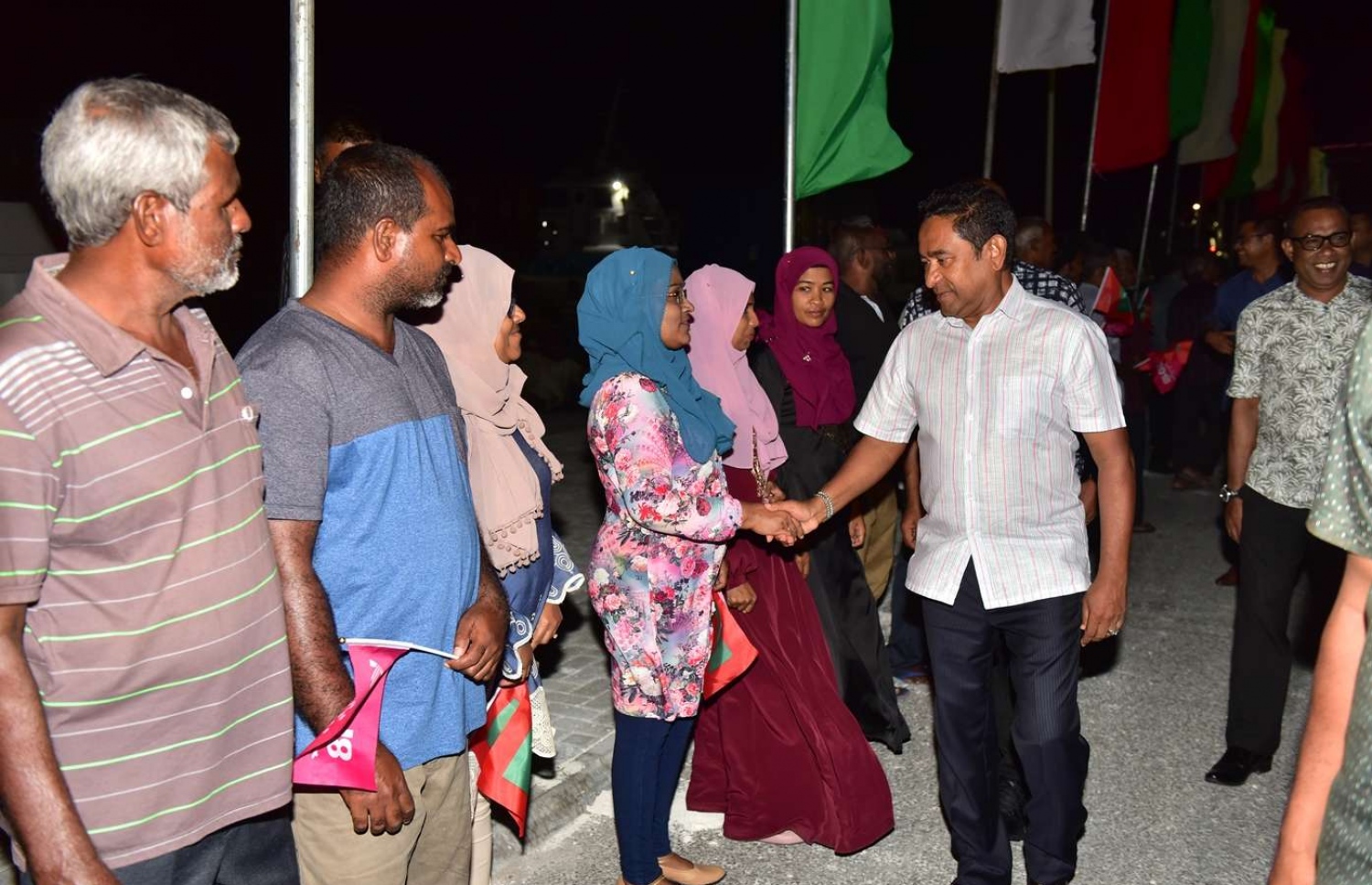 ހދ. ކުޅުދުއްފުށި: އޮގަސްޓް 22، 2018- ރައީސް އަބްދުﷲ ޔާމީން މި ރަށަށް ވަޑައިގަތުމުން އެމަނިކުފާނަށް މަރުހަބާ ކިޔަން އެއްވި މީހަކާ ސަލާމް ކުރައްވަނީ: ވަރަށް ގިނަ ބަޔަކު ވަނީ ކުޅުދުއްފުށިން ރައީސަށް މަރުހަބާ ކިޔާފައި.---ފޮޓޯ: ރައީސް އޮފީސް
