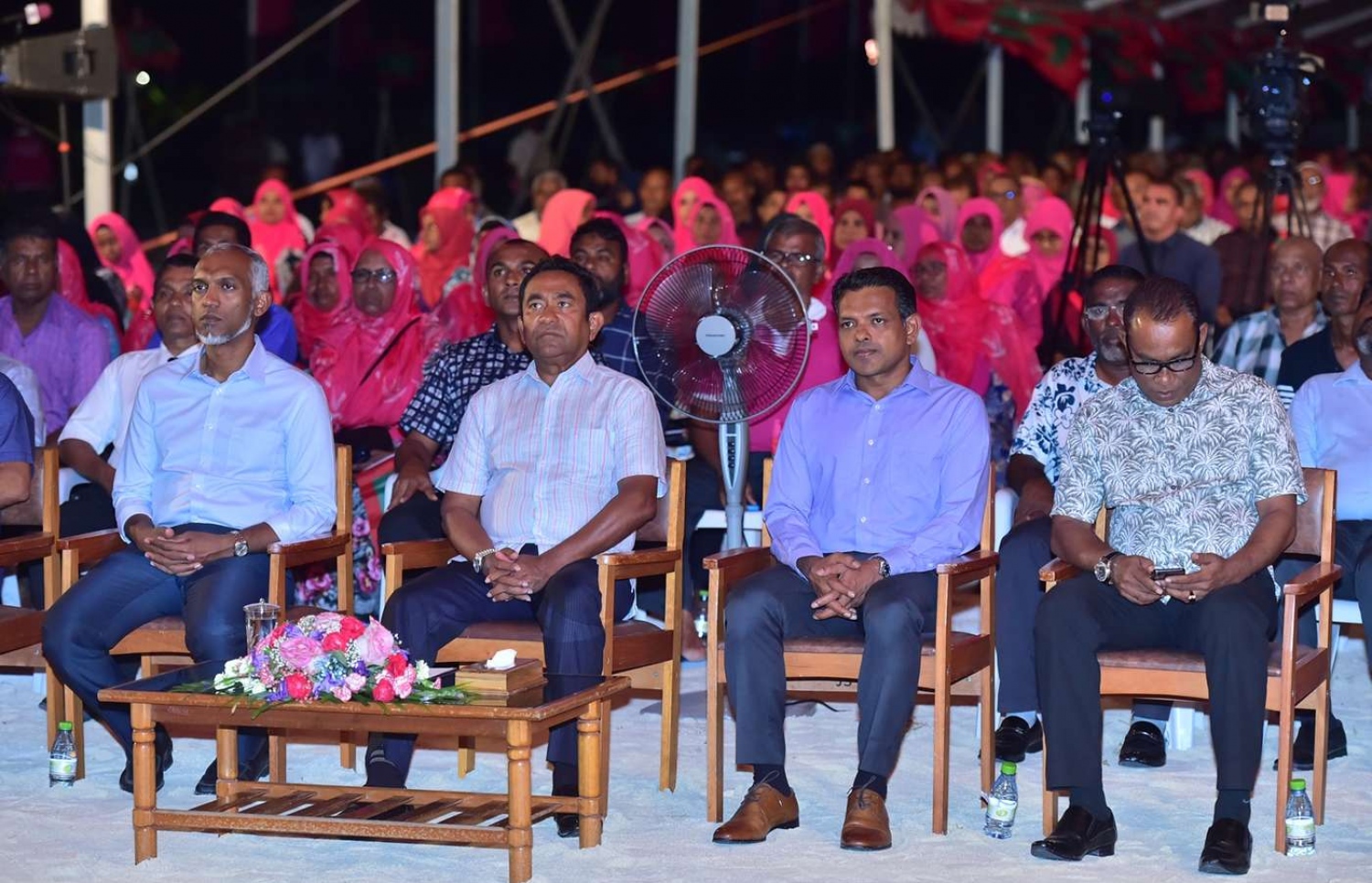 ހދ. ކުޅުދުއްފުށި: އޮގަސްޓް 22، 2018- ރައީސް އަބްދުﷲ ޔާމީން މި ރަށަށް ކުރެއްވި ދަތުރުފުޅުގައި ރައްޔިތުންނާ ބައްދަލުކުރެއްވުމަށް ބޭއްވި ހަފުލާގެ ތެރެއިން.---ފޮޓޯ: ރައީސް އޮފީސް