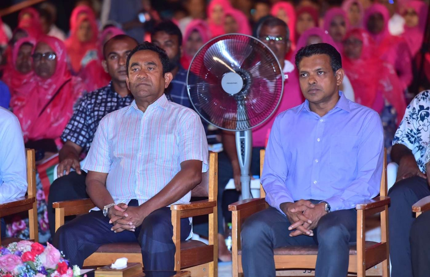 ހދ. ކުޅުދުއްފުށި: އޮގަސްޓް 22، 2018- ރައީސް އަބްދުﷲ ޔާމީން މި ރަށަށް ކުރެއްވި ދަތުރުފުޅުގައި ރައްޔިތުންނާ ބައްދަލުކުރެއްވުމަށް ބޭއްވި ހަފުލާގައި އެމަނިކުފާނާއި ކުޅުދުއްފުށީ ދެކުނު ދާއިރާގެ މެމްބަރު ނަޝީދު ބައިވެރިވެވަޑައިގަންނަވަނީ.---ފޮޓޯ: ރައީސް އޮފީސް