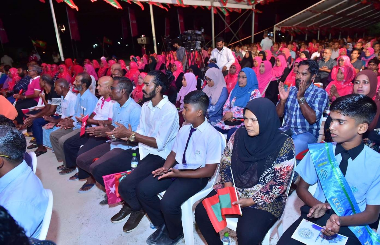 ހދ. ކުޅުދުއްފުށި: އޮގަސްޓް 22، 2018- ރައީސް އަބްދުﷲ ޔާމީން މި ރަށަށް ކުރެއްވި ދަތުރުފުޅުގައި ރައްޔިތުންނާ ބައްދަލުކުރެއްވުމަށް ބޭއްވި ހަފުލާ އަށް ދިޔަ ބައެއް މީހުން: ރައީސަށް މަރުހަބާ ކިޔުމަށް ކުޅުދުއްފުށީގެ ވަރަށް ގިނަ ބަޔަކު ބަނދަރު ސަރަހައްދަށް ނުކުމެ ތިބި.---ފޮޓޯ: ރައީސް އޮފީސް