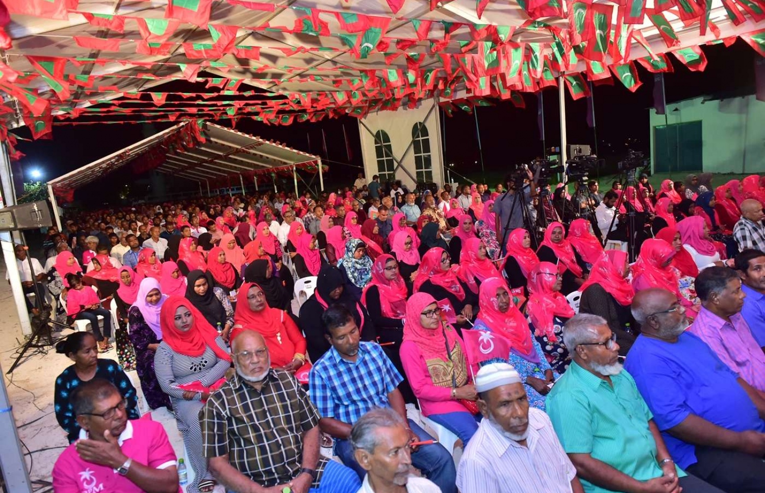 ރައީސް ޔާމީން ކުޅުދުއްފުއްޓަށް ކުރެއްވި ދަތުރުފުޅުގައި ރައްޔިތުންނާ ބައްދަލުކުރެއްވުމަށް ބޭއްވި ހަފުލާ އަށް ދިޔަ ބައެއް މީހުން: ރައީސަށް މަރުހަބާ ކިޔުމަށް ކުޅުދުއްފުށީގެ ވަރަށް ގިނަ ބަޔަކު ބަނދަރު ސަރަހައްދަށް ނުކުމެ ތިބި.---ފޮޓޯ: ރައީސް އޮފީސް