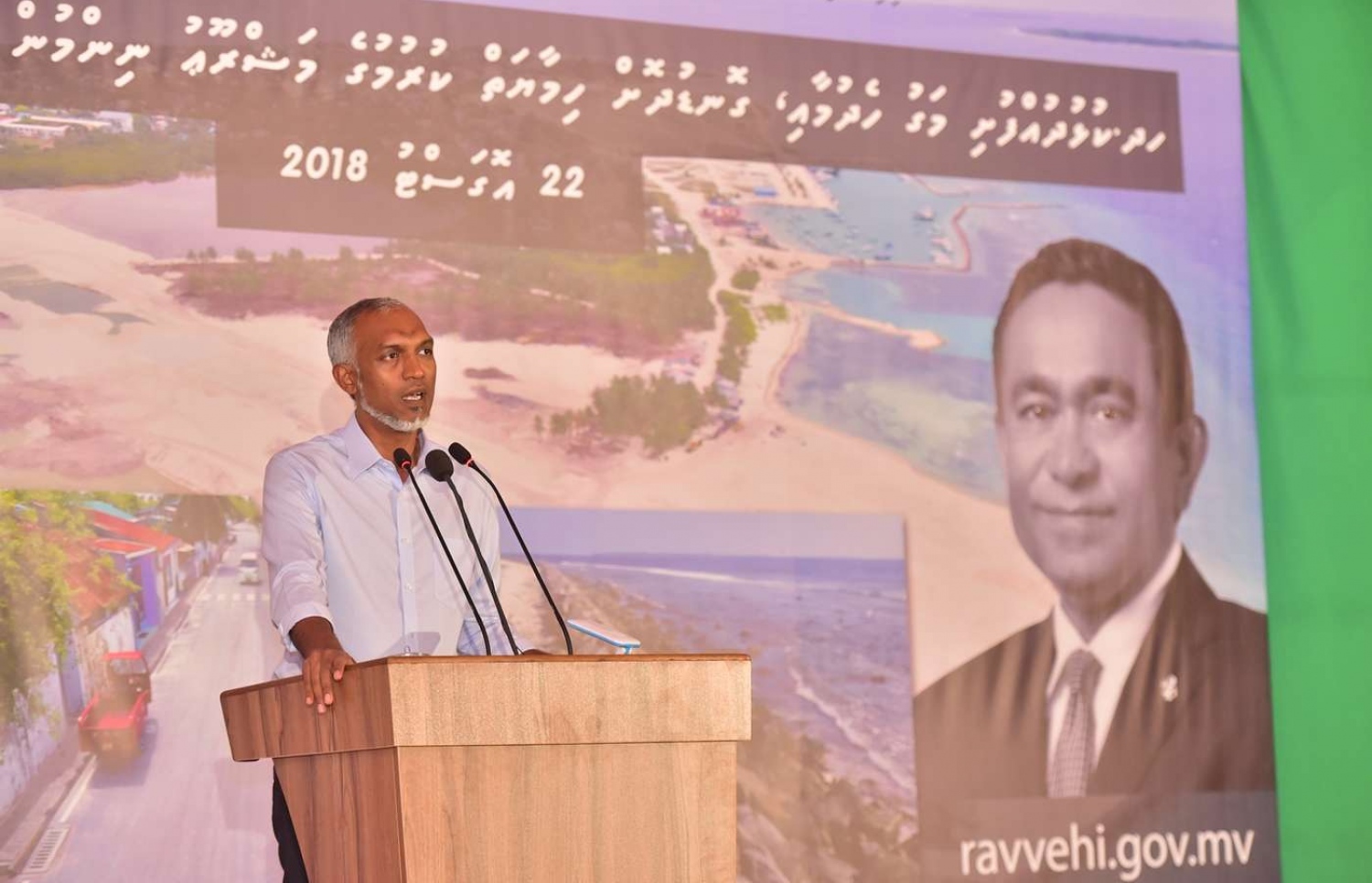 ހދ. ކުޅުދުއްފުށި: އޮގަސްޓް 22، 2018- ރައީސް އަބްދުﷲ ޔާމީން މި ރަށަށް ކުރެއްވި ދަތުރުފުޅުގައި ރައްޔިތުންނާ ބައްދަލުކުރެއްވުމަށް ބޭއްވި ހަފުލާގައި ހައުސިން މިނިސްޓަރު މުއިއްޒު ވާހަކަ ދައްކަވަނީ.---ފޮޓޯ: ރައީސް އޮފީސް