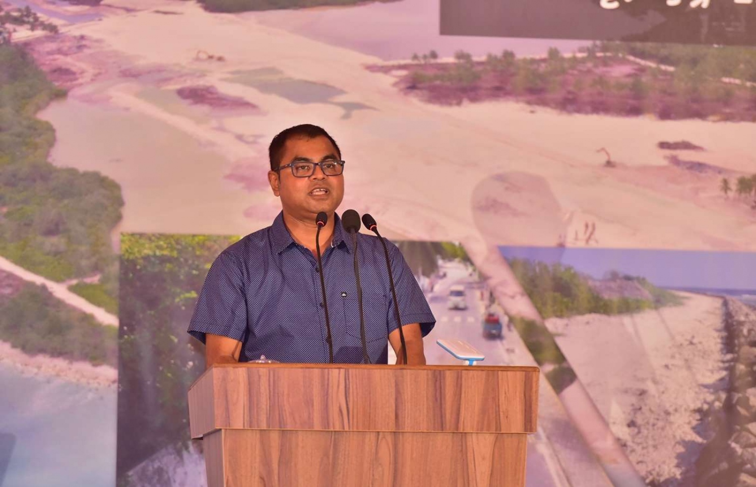 ހދ. ކުޅުދުއްފުށި: އޮގަސްޓް 22، 2018- ރައީސް އަބްދުﷲ ޔާމީން މި ރަށަށް ކުރެއްވި ދަތުރުފުޅުގައި ރައްޔިތުންނާ ބައްދަލުކުރެއްވުމަށް ބޭއްވި ހަފުލާގައި ތިމާވެއްޓާ ބެހޭ މިނިސްޓަރު ތޯރިގް ވާހަކަ ދައްކަވަނީ.---ފޮޓޯ: ރައީސް އޮފީސް