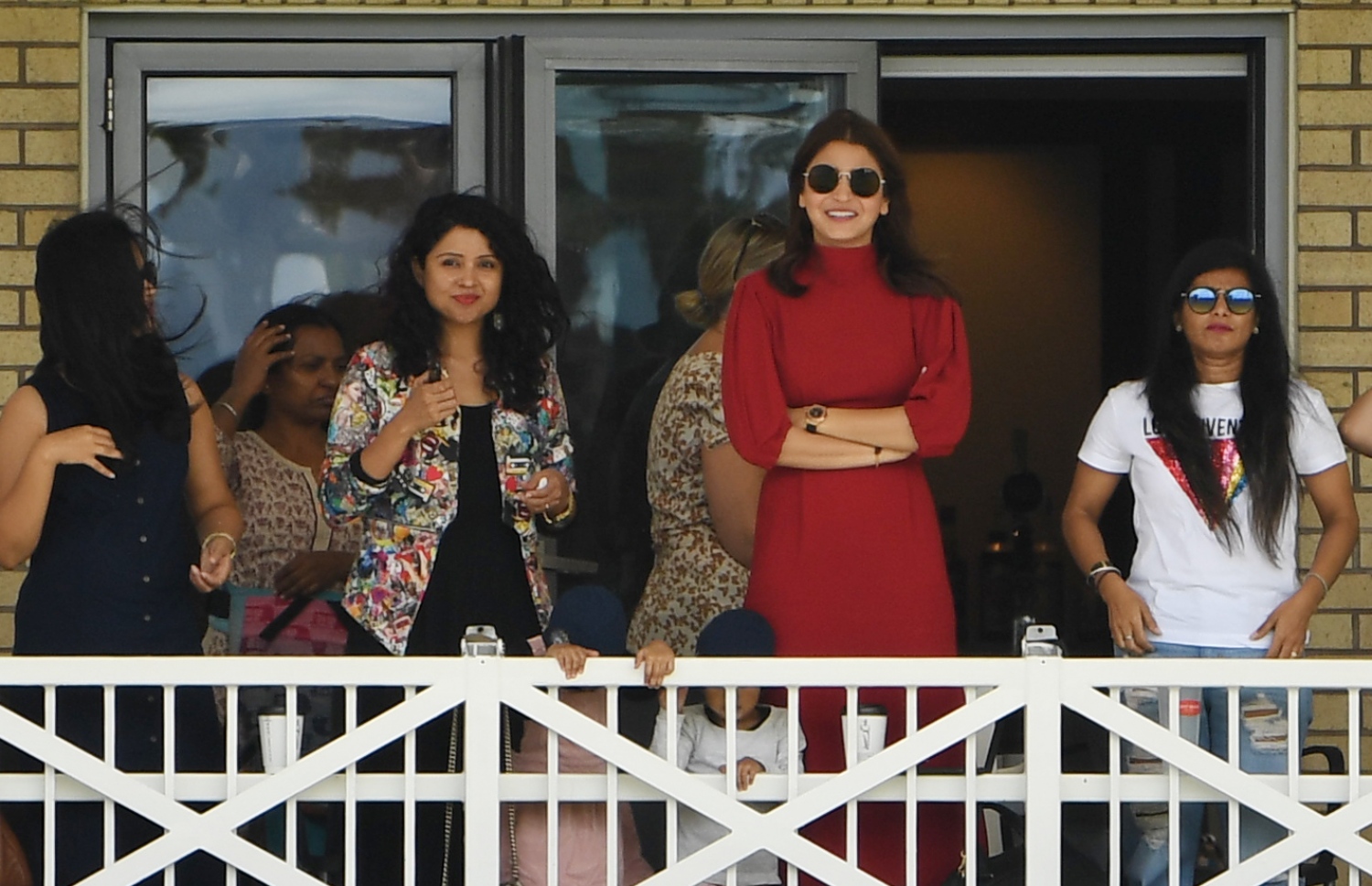 އިންޑިއާ ކެޕްޓަން ވިރާތު ކޯލީގެ އަންހެނުން އަދި ބޮލީވުޑްގެ ބަތަލާ އަނުޝްކާ ޝަރްމާ ޓްރެންޓް ބްރިޖުގައި މެޗު ބަލަނީ. --ފޮޓޯ: އޭއެފްޕީ