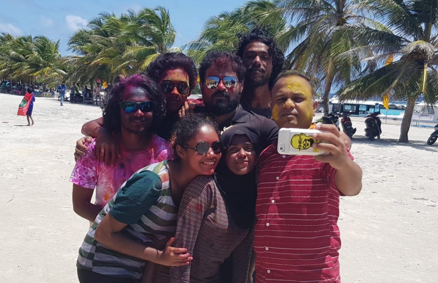 އިބޫގެ ކެމްޕެއިނު ޓީމު ރ. އަތޮޅުގައި: އިބޫ ވިދާޅުވީ ދެކެން ބޭނުންވެވަޑައިގަންނަވަނީ މިފަދަ އުފާވެރި ޖަޒީރާ ރާއްޖެއެއް ކަމަށް -- ފޮޓޯ / އެމްޑީޕީ