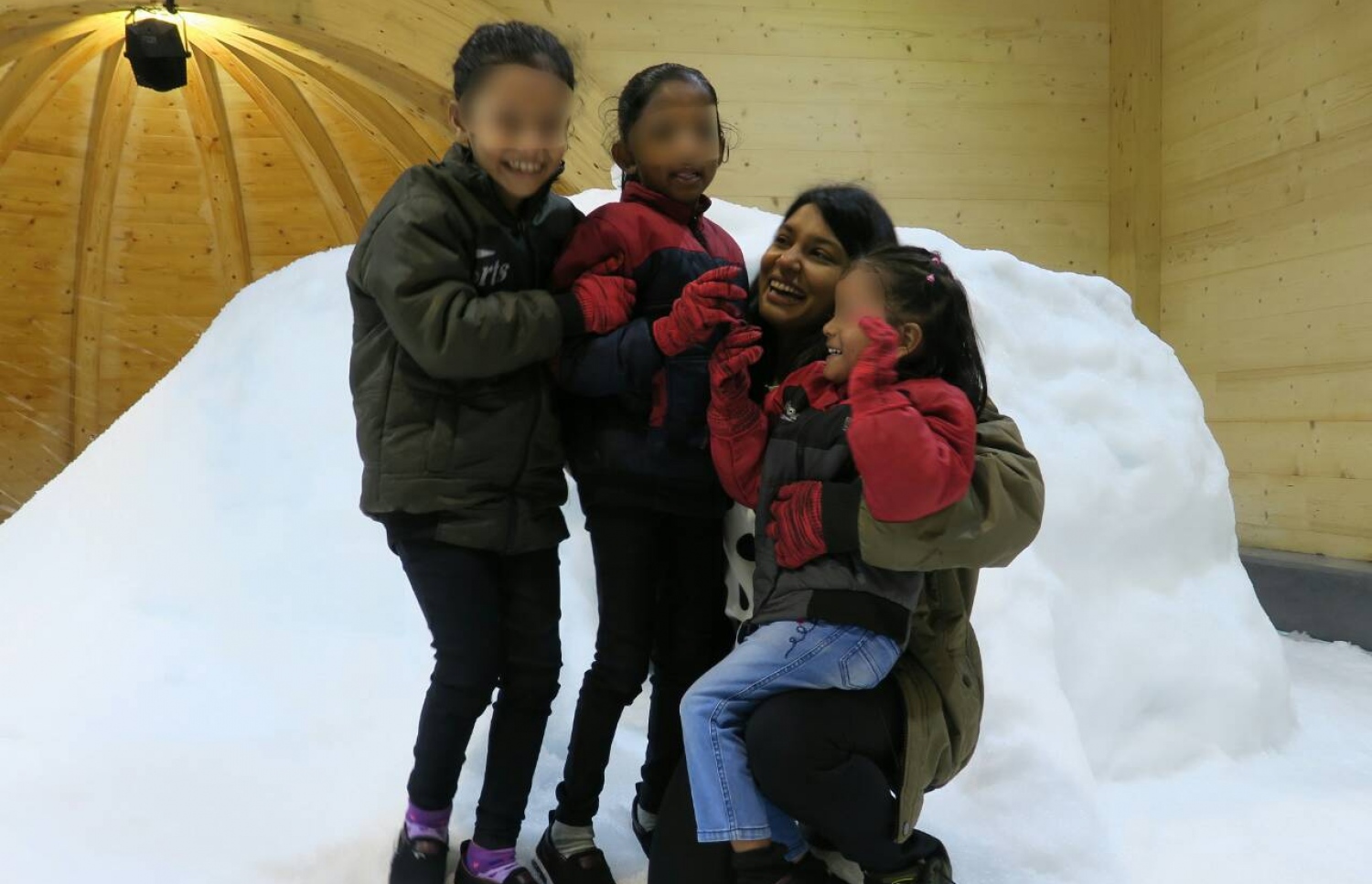 ދައުލަތުގެ ބެލުމުގެ ދަށުގައި ތިބޭ ކުދިންތަކަކާއެކު ޖެންޑާ މިނިސްޓަރު ޒެނީޝާ އިއްޔެ ފޮޓޯއަކަށް ހުއްޓިވަޑައިގެން.-- ފޮޓޯ: ޖެންޑާ މިނިސްޓްރީ