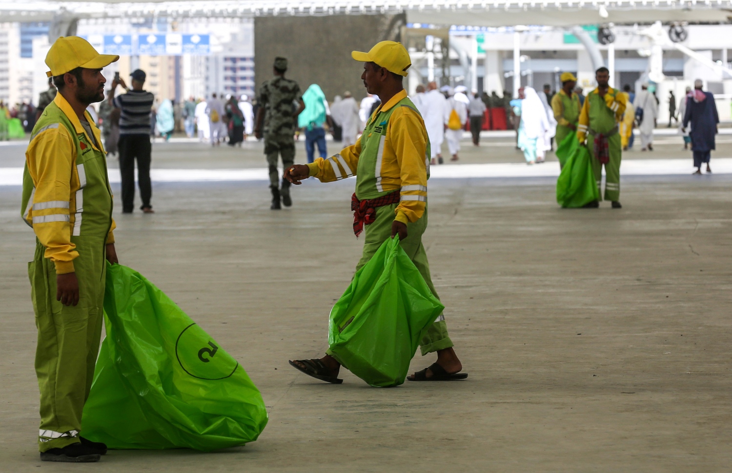 ހައްޖުގެ އަޅުކަމަށް ފަހު މައްކާ ސާފު ކުރުމުގެ މަސައްކަތް މަސައްކަތު މީހުން ކުރަމުން ދަނީ: މައްކާ ސާފުކުރަން ވަނީ 13،000 މީހުން ނެރެފައި. --ފޮޓޯ:އޭއެފްޕީ
