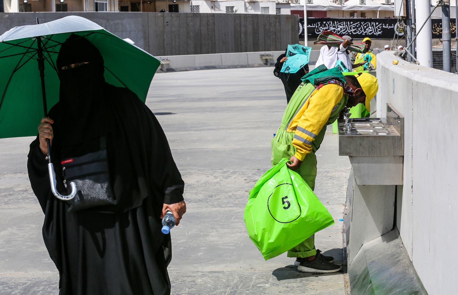 ހައްޖުގެ އަޅުކަމަށް ފަހު މައްކާ ސާފު ކުރުމުގެ މަސައްކަތް ކުރަމުން ދަނީ: މައްކާ ސާފުކުރަން ވަނީ 13،000 މީހުން ނެރެފައި. --ފޮޓޯ:އޭއެފްޕީ