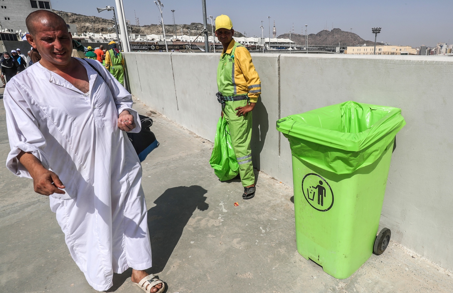 ހައްޖުގެ އަޅުކަމަށް ފަހު މައްކާ ސާފު ކުރުމުގެ މަސައްކަތް ކުރަމުން ދަނީ. --ފޮޓޯ:އޭއެފްޕީ