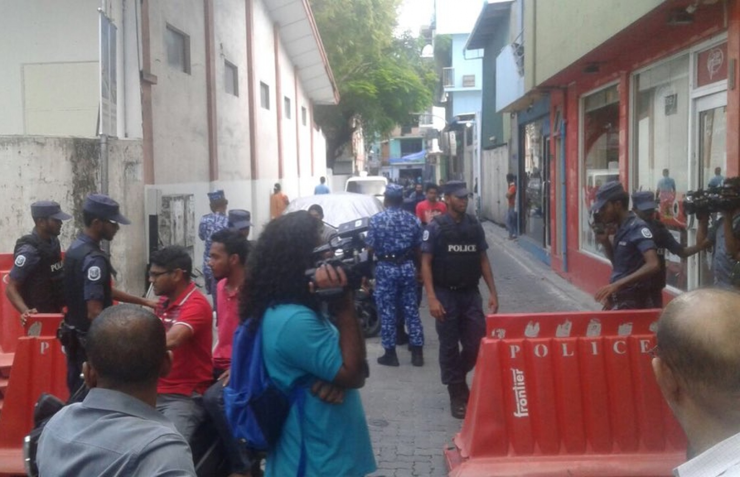 އިންތިހާބާ ބެހޭ މަރުކަޒު ހުންނަ ސަރަހައްދުގެ މަގުތައް ފުލުހުން ބަންދުކޮށްފައި.