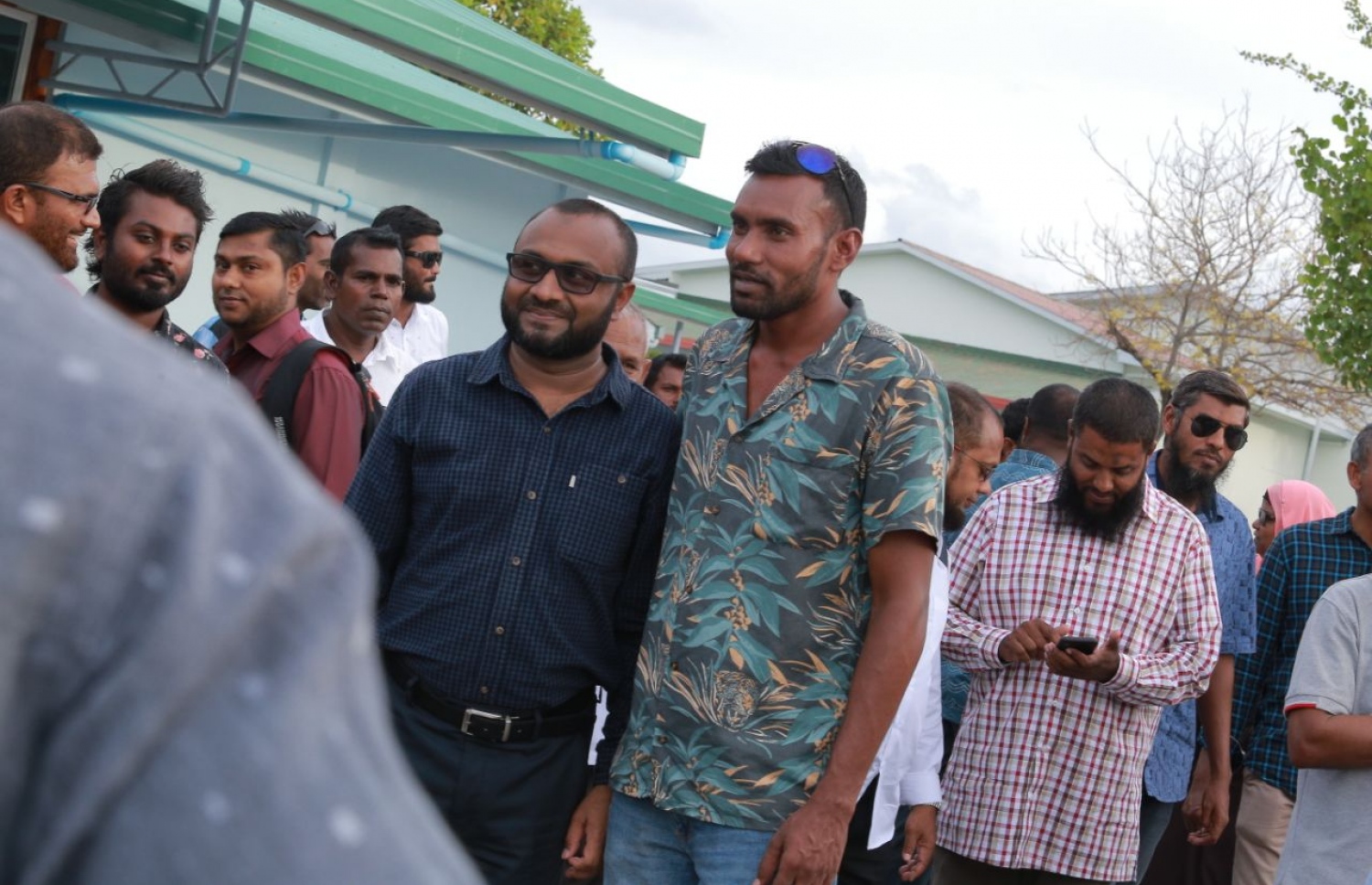 ލ. ކައްދޫ: އޮގަސްޓް 24، 2018- މި އަހަރުގެ ރިޔާސީ އިންތިޚާބުގެ ކެމްޕެއިނަށް، ޕީޕީއެމްގެ ކެންޑިޑޭޓް ރައީސް އަބްދުﷲ ޔާމީންގެ ރަނިންމޭޓް ޑރ. މުހައްމަދު ޝަހީމް އަލީ ސައީދު ލ. އަތޮޅަށް ވަޑައިގަތުމުން ކައްދޫ އެއާޕޯޓުން އޭނާ އަށް މަރުހަބާ ކިޔަނީ.---ފޮޓޯ: ޕީޕީއެމް