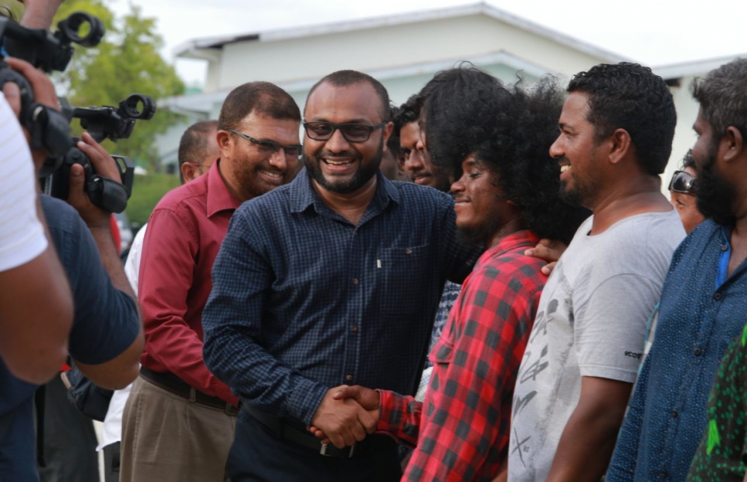 ލ. ކައްދޫ: އޮގަސްޓް 24، 2018- މި އަހަރުގެ ރިޔާސީ އިންތިޚާބުގެ ކެމްޕެއިނަށް، ޕީޕީއެމްގެ ކެންޑިޑޭޓް ރައީސް އަބްދުﷲ ޔާމީންގެ ރަނިންމޭޓް ޑރ. މުހައްމަދު ޝަހީމް އަލީ ސައީދު ލ. އަތޮޅަށް ވަޑައިގަތުމުން ކައްދޫ އެއާޕޯޓުން ޒުވާނުންތަކެއް އޭނާ އަށް މަރުހަބާ ކިޔަނީ.---ފޮޓޯ: ޕީޕީއެމް