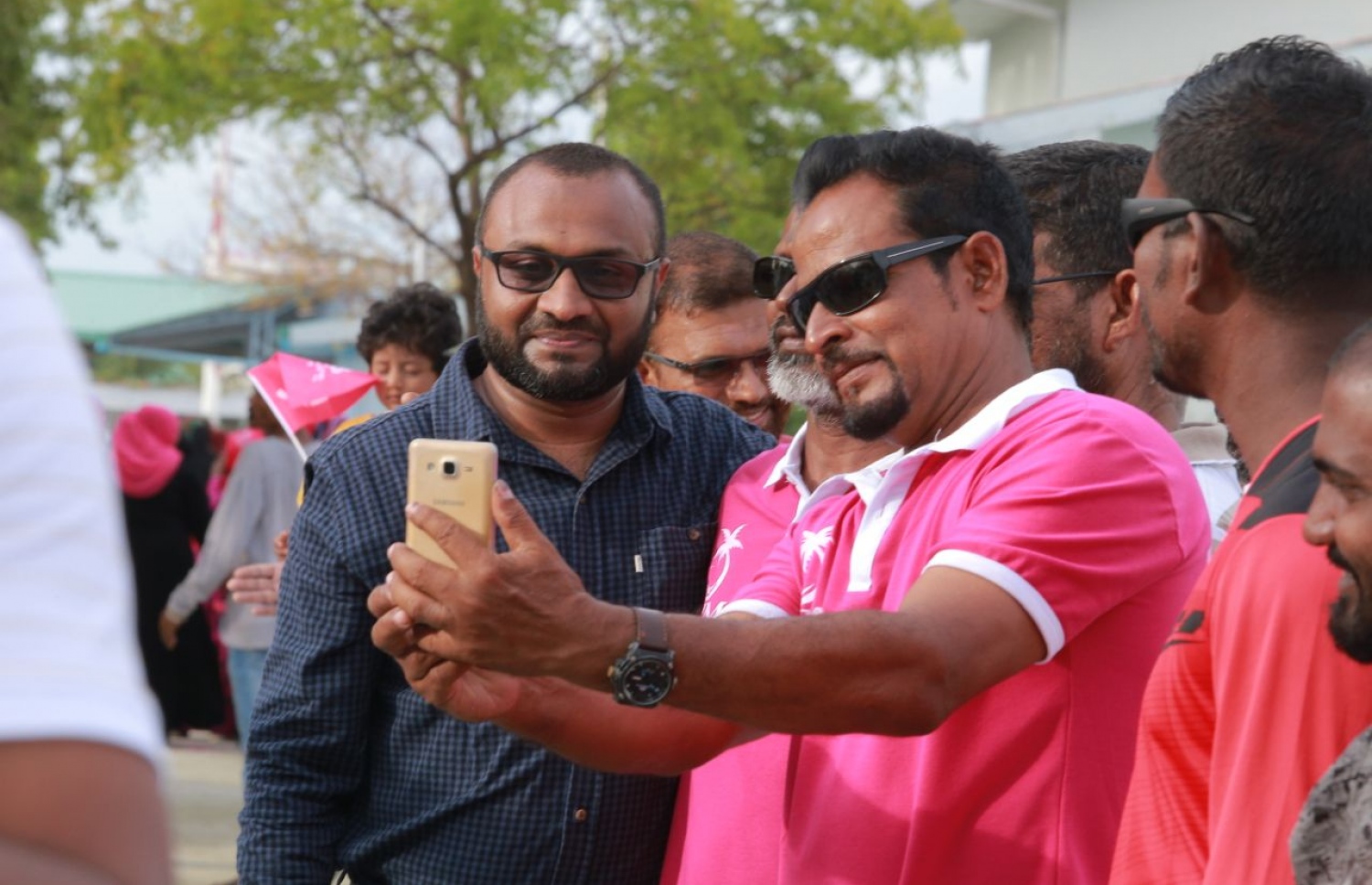 ލ. ކައްދޫ: އޮގަސްޓް 24، 2018- މި އަހަރުގެ ރިޔާސީ އިންތިޚާބުގެ ކެމްޕެއިނަށް، ޕީޕީއެމްގެ ކެންޑިޑޭޓް ރައީސް އަބްދުﷲ ޔާމީންގެ ރަނިންމޭޓް ޑރ. މުހައްމަދު ޝަހީމް އަލީ ސައީދު ލ. އަތޮޅަށް ވަޑައިގަތުމުން ކައްދޫ އެއާޕޯޓުން އޭނާ އަށް މަރުހަބާ ކިޔަން ދިޔަ މީހަކާ އެކު ސެލްފީއެއް ނަންގަވަނީ.---ފޮޓޯ: ޕީޕީއެމް