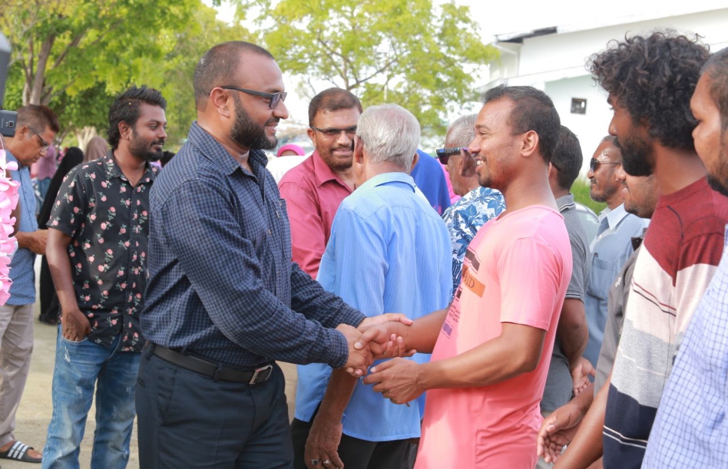 ލ. ކައްދޫ: އޮގަސްޓް 24، 2018- މި އަހަރުގެ ރިޔާސީ އިންތިޚާބުގެ ކެމްޕެއިނަށް، ޕީޕީއެމްގެ ކެންޑިޑޭޓް ރައީސް އަބްދުﷲ ޔާމީންގެ ރަނިންމޭޓް ޑރ. މުހައްމަދު ޝަހީމް އަލީ ސައީދު ލ. އަތޮޅަށް ވަޑައިގަތުމުން ކައްދޫ އެއާޕޯޓުން އޭނާ އަށް މަރުހަބާ ކިޔަނީ.---ފޮޓޯ: ޕީޕީއެމް