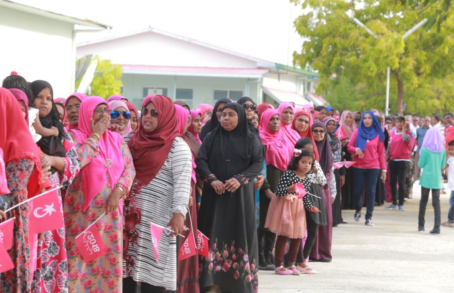 ލ. ކައްދޫ: އޮގަސްޓް 24، 2018- މި އަހަރުގެ ރިޔާސީ އިންތިޚާބުގެ ކެމްޕެއިނަށް، ޕީޕީއެމްގެ ކެންޑިޑޭޓް ރައީސް އަބްދުﷲ ޔާމީންގެ ރަނިންމޭޓް ޑރ. މުހައްމަދު ޝަހީމް އަލީ ސައީދު ލ. އަތޮޅަށް ވަޑައިގަތުމުން އޭނާ އަށް މަރުހަބާ ކިޔުމަށް އެއްވި ޕީޕީއެމްގެ ބައެއް ސަޕޯޓަރުން.---ފޮޓޯ: ޕީޕީއެމް