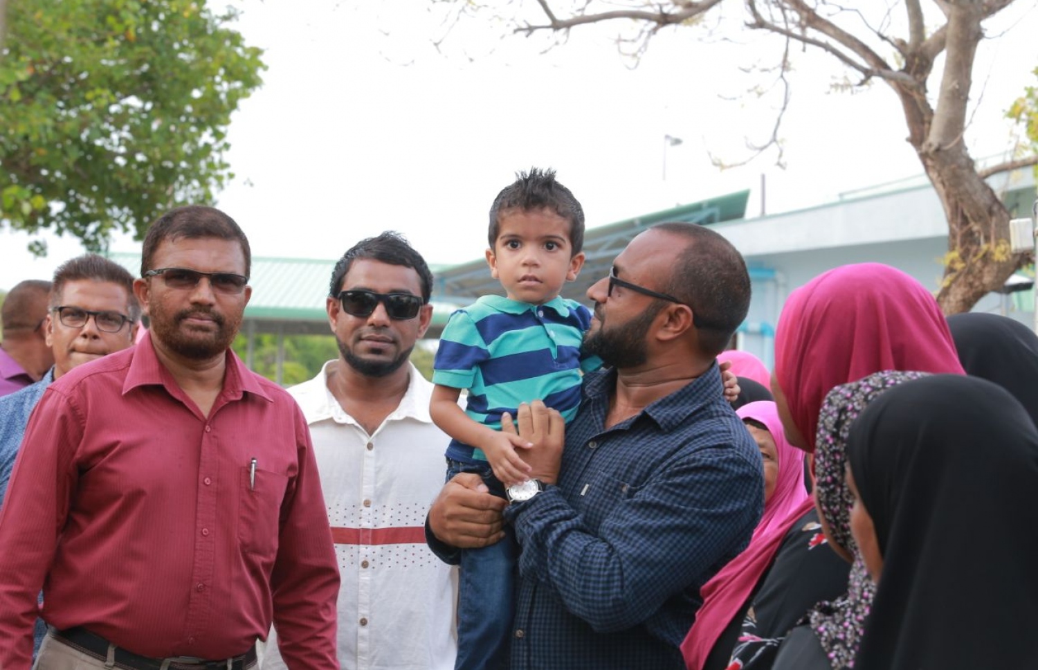 ލ. ކައްދޫ: އޮގަސްޓް 24، 2018- މި އަހަރުގެ ރިޔާސީ އިންތިޚާބުގެ ކެމްޕެއިނަށް، ޕީޕީއެމްގެ ކެންޑިޑޭޓް ރައީސް އަބްދުﷲ ޔާމީންގެ ރަނިންމޭޓް ޑރ. މުހައްމަދު ޝަހީމް އަލީ ސައީދު ލ. އަތޮޅަށް ވަޑައިގެން ކުޑަކުއްޖަކު އުރާލައްވައިގެން.---ފޮޓޯ: ޕީޕީއެމް