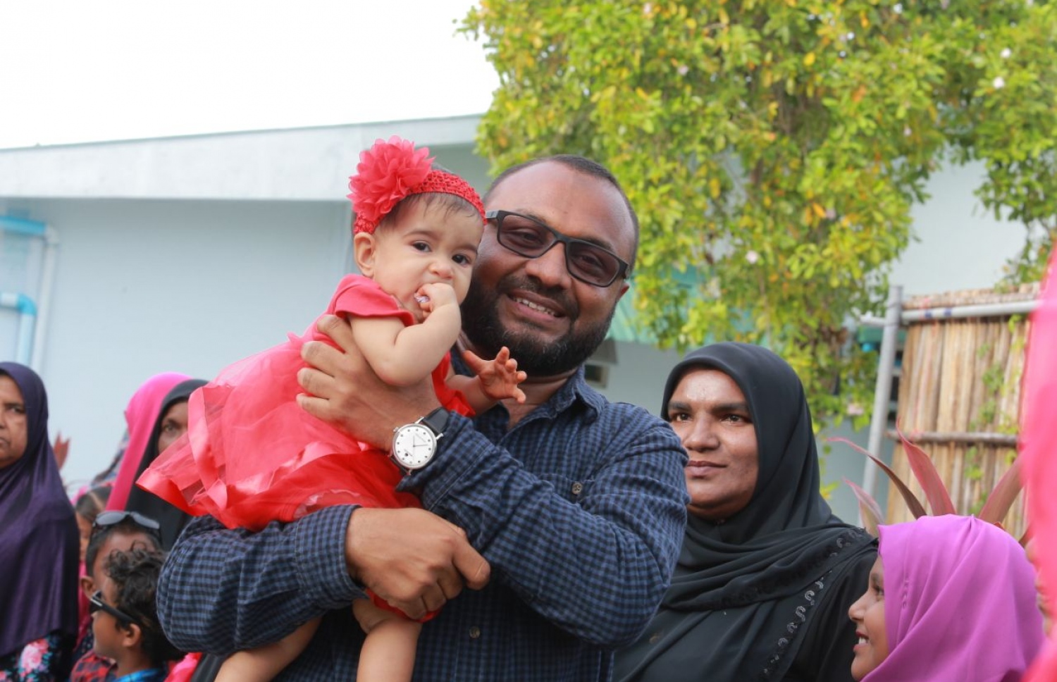 ލ. ކައްދޫ: އޮގަސްޓް 24، 2018- މި އަހަރުގެ ރިޔާސީ އިންތިޚާބުގެ ކެމްޕެއިނަށް، ޕީޕީއެމްގެ ކެންޑިޑޭޓް ރައީސް އަބްދުﷲ ޔާމީންގެ ރަނިންމޭޓް ޑރ. މުހައްމަދު ޝަހީމް އަލީ ސައީދު ލ. އަތޮޅަށް ވަޑައިގެން ކުޑަކުއްޖަކު އުރާލައްވައިގެން.---ފޮޓޯ: ޕީޕީއެމް