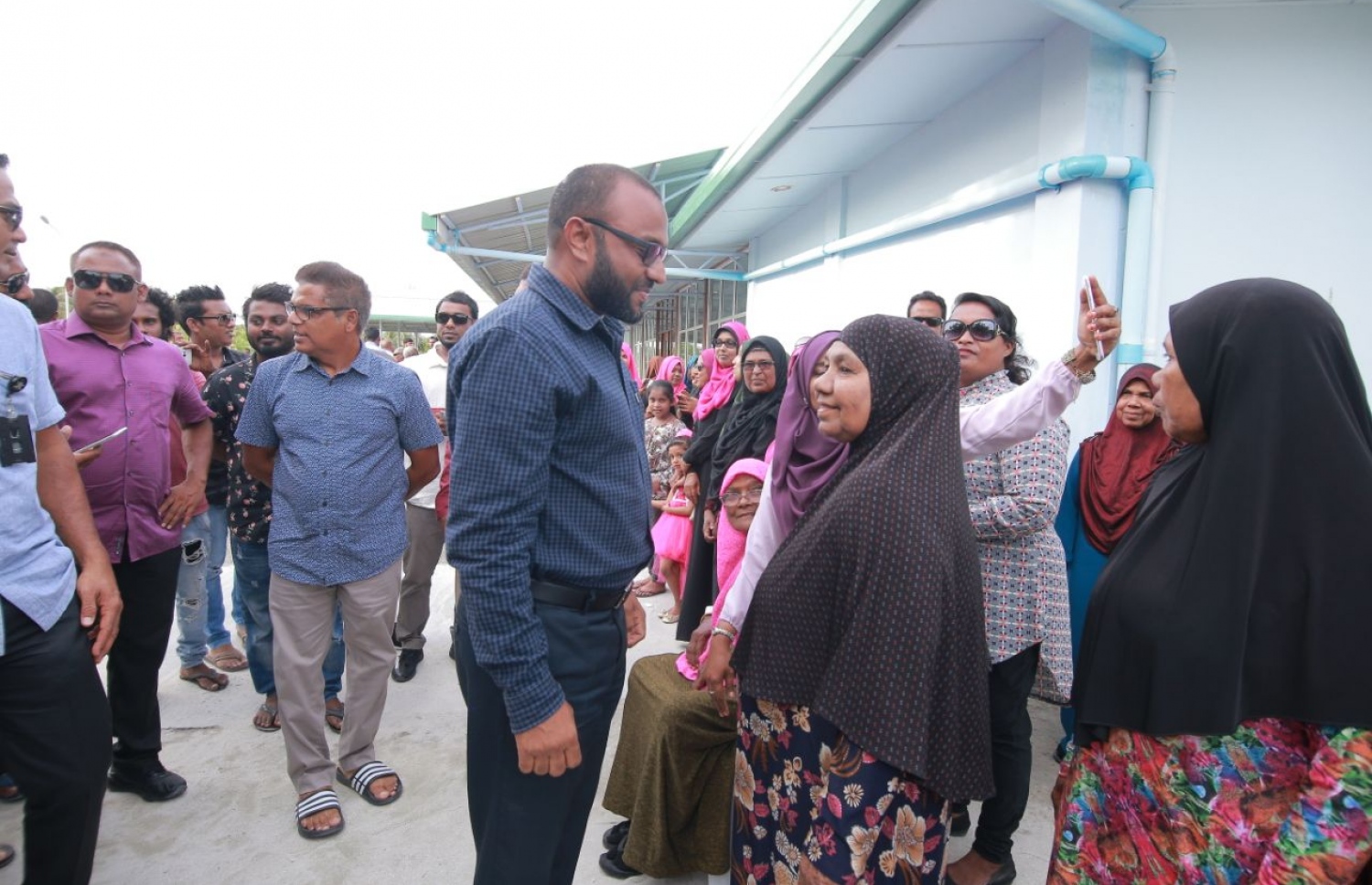 ލ. ކައްދޫ: އޮގަސްޓް 24، 2018- މި އަހަރުގެ ރިޔާސީ އިންތިޚާބުގެ ކެމްޕެއިނަށް، ޕީޕީއެމްގެ ކެންޑިޑޭޓް ރައީސް އަބްދުﷲ ޔާމީންގެ ރަނިންމޭޓް ޑރ. މުހައްމަދު ޝަހީމް އަލީ ސައީދު ލ. އަތޮޅަށް ވަޑައިގަތުމުން ކައްދޫ އެއާޕޯޓުން އޭނާ އަށް މަރުހަބާ ކިޔަން ދިޔަ ބަޔަކާ ވާހަކަ ދައްކަވަނީ.---ފޮޓޯ: ޕީޕީއެމް