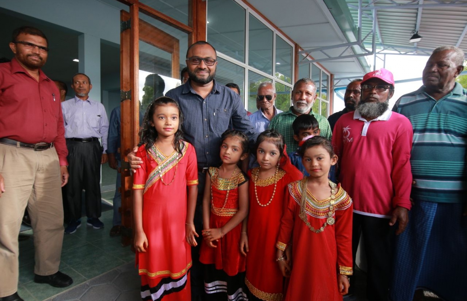 ލ. ކައްދޫ: އޮގަސްޓް 24، 2018- މި އަހަރުގެ ރިޔާސީ އިންތިޚާބުގެ ކެމްޕެއިނަށް، ޕީޕީއެމްގެ ކެންޑިޑޭޓް ރައީސް އަބްދުﷲ ޔާމީންގެ ރަނިންމޭޓް ޑރ. މުހައްމަދު ޝަހީމް އަލީ ސައީދު ލ. އަތޮޅަށް ވަޑައިގަތުމުން ކައްދޫ އެއާޕޯޓުން އޭނާ އަށް މަރުހަބާ ކިޔަން ދިޔަ ކުޑަކުދިންތަކަކާ އެކު ފޮޓޯއެއް ނަންގަވަނީ.---ފޮޓޯ: ޕީޕީއެމް