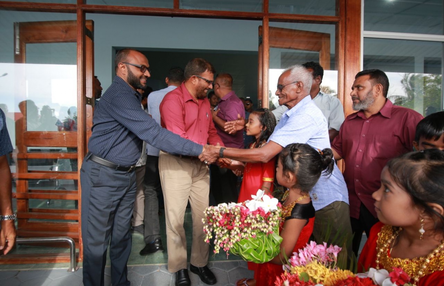 ލ. ކައްދޫ: އޮގަސްޓް 24، 2018- މި އަހަރުގެ ރިޔާސީ އިންތިޚާބުގެ ކެމްޕެއިނަށް، ޕީޕީއެމްގެ ކެންޑިޑޭޓް ރައީސް އަބްދުﷲ ޔާމީންގެ ރަނިންމޭޓް ޑރ. މުހައްމަދު ޝަހީމް އަލީ ސައީދު ލ. އަތޮޅަށް ވަޑައިގަތުމުން ކައްދޫ އެއާޕޯޓުން އޭނާ އަށް މަރުހަބާ ކިޔަނީ.---ފޮޓޯ: ޕީޕީއެމް