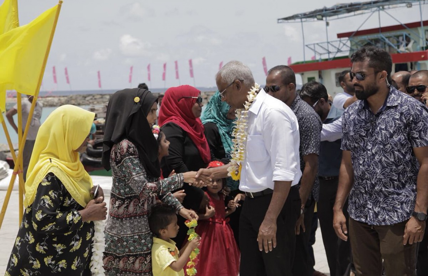 އިންނަމާދުއަށް ވަޑައިގަތުމުން، އިބޫ އަށް އެރަށު ރައްޔިތުން މަރުހަބާ ދަންނަވަނީ. - ފޮޓޯ: އެމްޑީޕީ