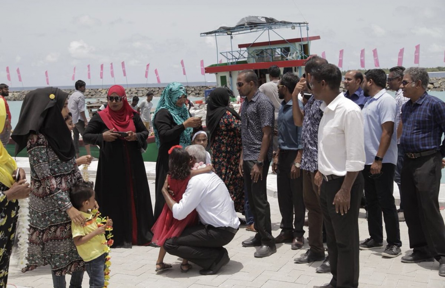 އިބޫ މިއަދު އިންނަމާދޫ އަށް ވަޑައިގެން، ކުޑަ ކުއްޖެއްގެ ގައިގައި ބައްދާލައްވަނީ. - ފޮޓޯ: އެމްޑީޕީ