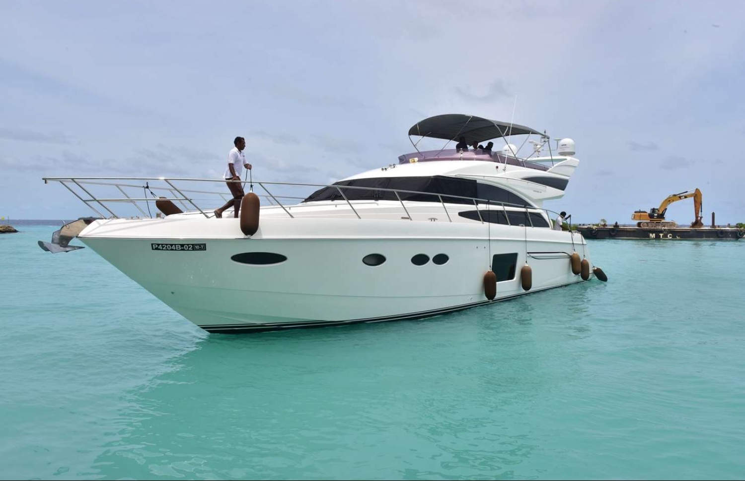 ފ.ބިލެއްދޫ: އޮގަސްޓް 26، 2018- ރައީސް އަބްދުﷲ ޔާމީން މި ރަށަށް ކުރެއްވި ދަތުރުފުޅު ނިންމާލެއްވުމަށްފަހު ލޯންޗުކޮޅުގައި ރަށުން ފުރާވަޑައިގަންނަވަނީ.---ފޮޓޯ: ރައީސް އޮފީސް