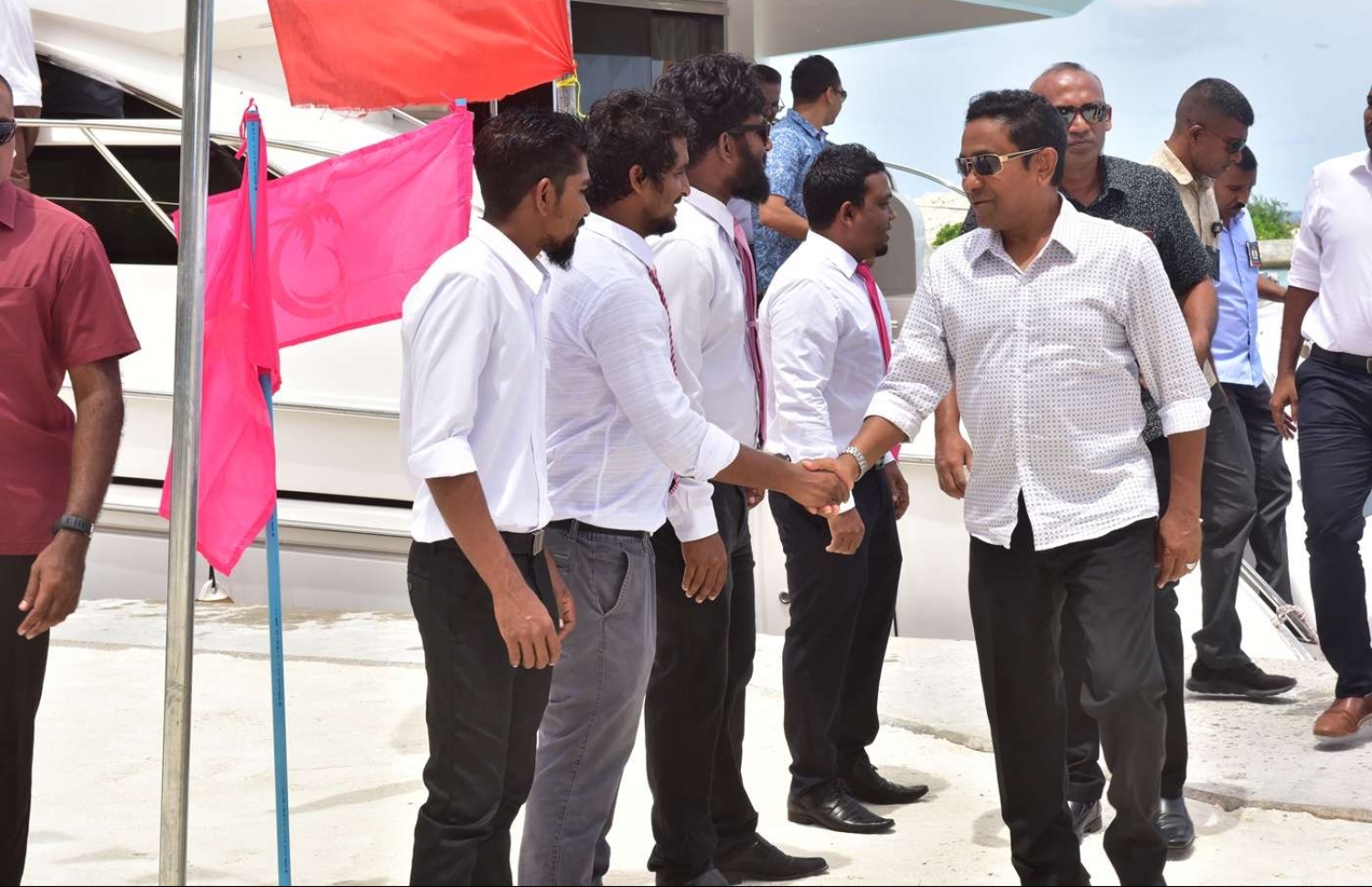 ފ.ބިލެއްދޫ: އޮގަސްޓް 25، 2018- ރައީސް އަބްދުﷲ ޔާމީން މި ރަށަށް ކުރެއްވި ދަތުރުފުޅުގައި، އެމަނިކުފާނަށް މަރުހަބާ ދެންނެވުމަށް އެއްވެ ތިބި މީހުންނާ ސަަލާމްކުރައްވަނީ.---ފޮޓޯ: ރައީސް އޮފީސް