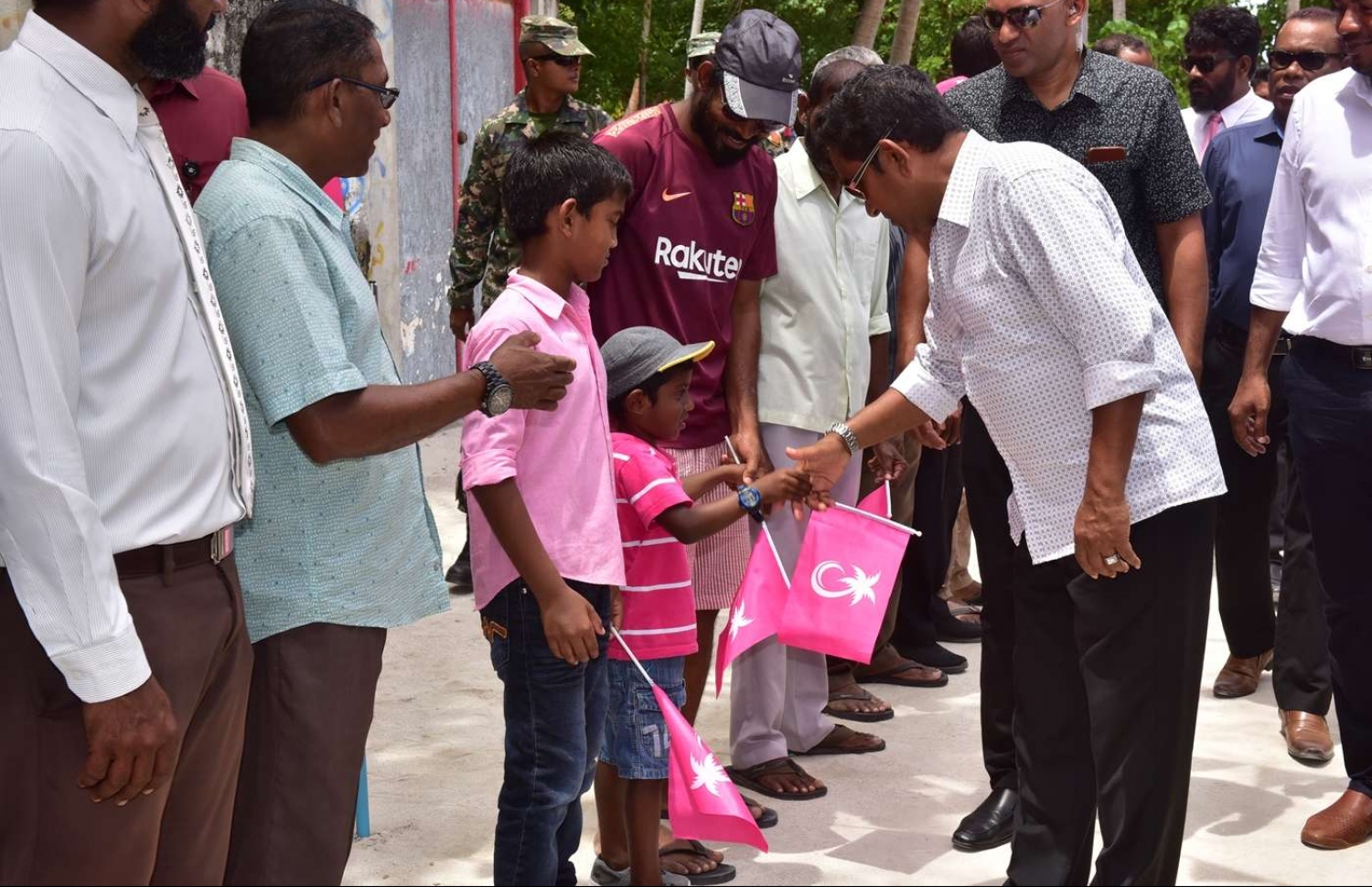 ފ.ބިލެއްދޫ: އޮގަސްޓް 25، 2018- ރައީސް އަބްދުﷲ ޔާމީން މި ރަށަށް ކުރެއްވި ދަތުރުފުޅުގައި، އެމަނިކުފާނަށް މަރުހަބާ ދެންނެވުމަށް އެއްވެ ތިބި މީހުންގެ ތެރެއިން ކުޑަކުއްޖަކާ ސަަލާމްކުރައްވަނީ.---ފޮޓޯ: ރައީސް އޮފީސް