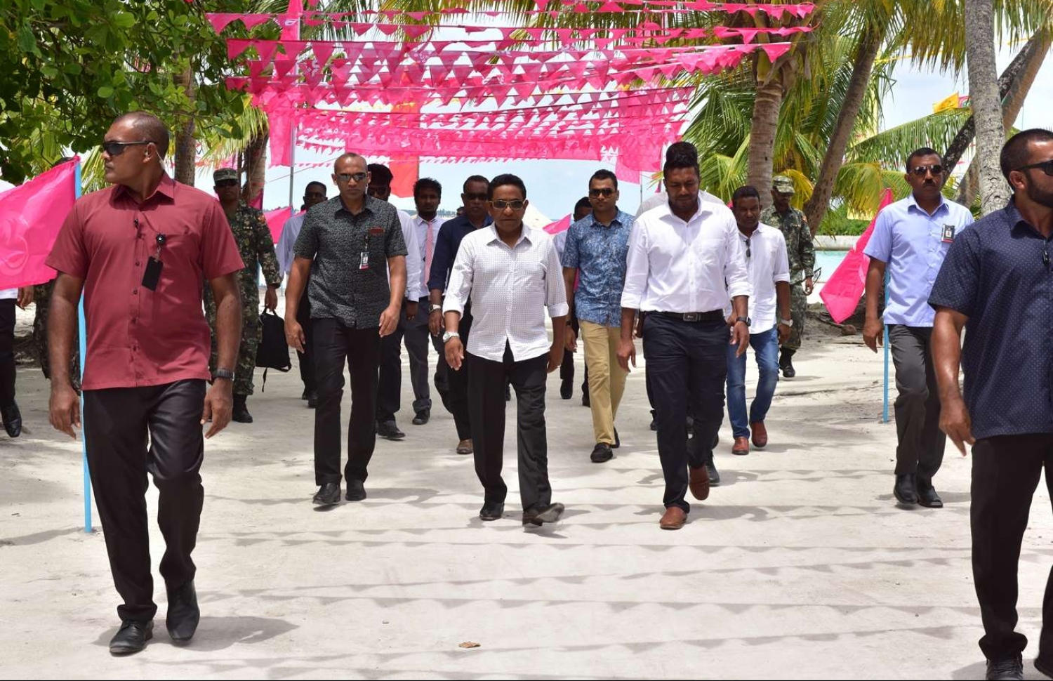 ފ.ބިލެއްދޫ: އޮގަސްޓް 25، 2018- ރައީސް އަބްދުﷲ ޔާމީން މި ރަށަށް ކުރެއްވި ދަތުރުފުޅުގައި، އެރަށުގެ މަގެއްގައި ހިންގަވާފައި ވަޑައިގަންނަވަނީ---ފޮޓޯ: ރައީސް އޮފީސް