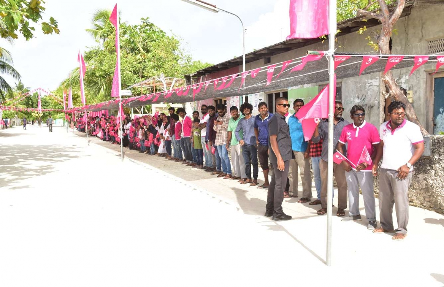 ފ.ދަރަނބޫދޫ: އޮގަސްޓް 25، 2018- ރައީސް އަބްދުﷲ ޔާމީން މި ރަށަށް ކުރެއްވި ދަތުރުފުޅުގައި، އެމަނިކުފާނަށް މަރުހަބާ ދެންނެވުމަށް އެއްވެ ތިބި ބައެއް މީހުން.---ފޮޓޯ: ރައީސް އޮފީސް