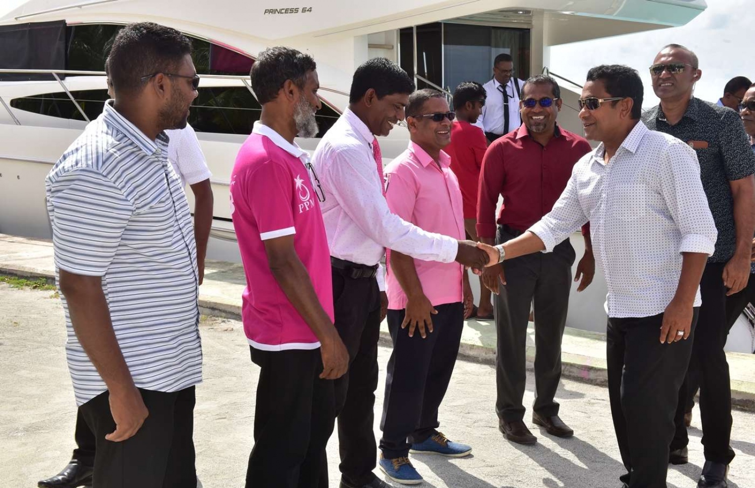 ފ.ދަރަނބޫދޫ: އޮގަސްޓް 25، 2018- ރައީސް އަބްދުﷲ ޔާމީން މި ރަށަށް ކުރެއްވި ދަތުރުފުޅުގައި، އެމަނިކުފާނަށް މަރުހަބާ ދެންނެވުމަށް އެއްވެ ތިބި މީހުންނާ ސަލާމްކުރައްވަނީ.---ފޮޓޯ: ރައީސް އޮފީސް