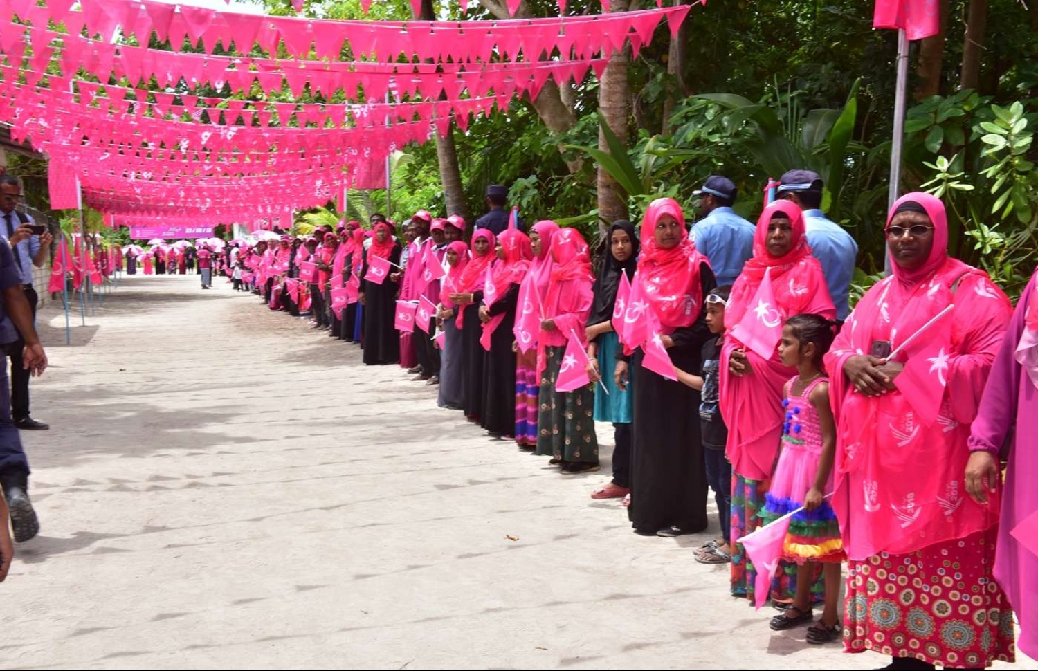 ފ.ބިލެއްދޫ: އޮގަސްޓް 25، 2018- ރައީސް އަބްދުﷲ ޔާމީން މި ރަށަށް ކުރެއްވި ދަތުރުފުޅުގައި، އެމަނިކުފާނަށް މަރުހަބާ ދެންނެވުމަށް އެއްވެ ތިބި މީހުން.---ފޮޓޯ: ރައީސް އޮފީސް