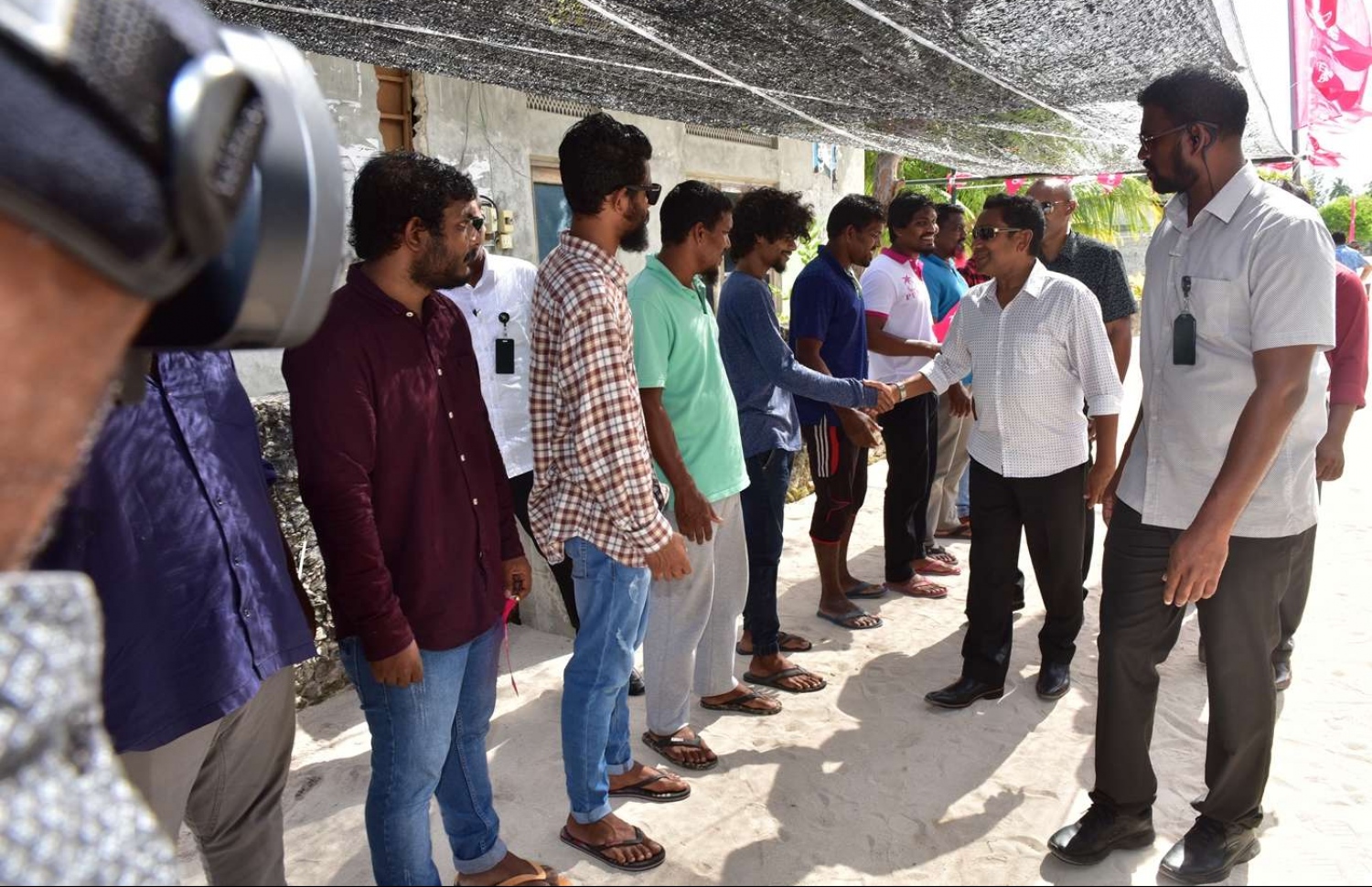 ފ.ދަރަނބޫދޫ: އޮގަސްޓް 25، 2018- ރައީސް އަބްދުﷲ ޔާމީން މި ރަށަށް ކުރެއްވި ދަތުރުފުޅުގައި، އެމަނިކުފާނަށް މަރުހަބާ ދެންނެވުމަށް އެއްވެ ތިބި މީހުންނާ ސަލާމްކުރައްވަނީ.---ފޮޓޯ: ރައީސް އޮފީސް