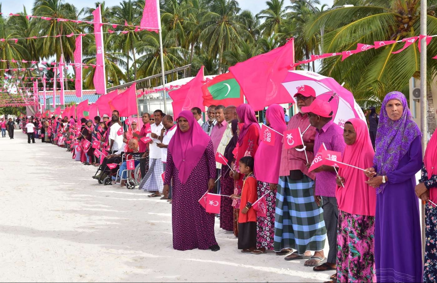 ފ.ނިލަންދޫ: އޮގަސްޓް 25، 2018- ރައީސް އަބްދުﷲ ޔާމީން މި ރަށަށް ކުރެއްވި ދަތުރުފުޅުގައި، އެމަނިކުފާނަށް މަރުހަބާ ދެންނެވުމަށް އެއްވެ ތިބި ބައެއް މީހުން.---ފޮޓޯ: ރައީސް އޮފީސް