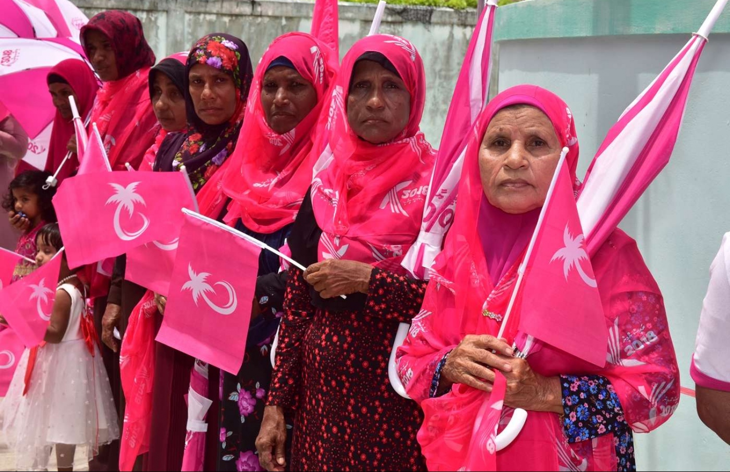 ފ. ބިލެއްދޫ: އޮގަސްޓް 25، 2018- ރައީސް ޔާމީން ކެމްޕެއިން ދަތުރުފުޅުގައި މި ރަށަށް ވަޑައިގަތުމުން، އެމަނިކުފާނަށް މަރުހަބާ ކިޔުމަށް އެއްވި، ޕީޕީއެމްގެ ބައެއް ސަޕޯޓަރުން.----ފޮޓޯ: ރައީސް އޮފީސް