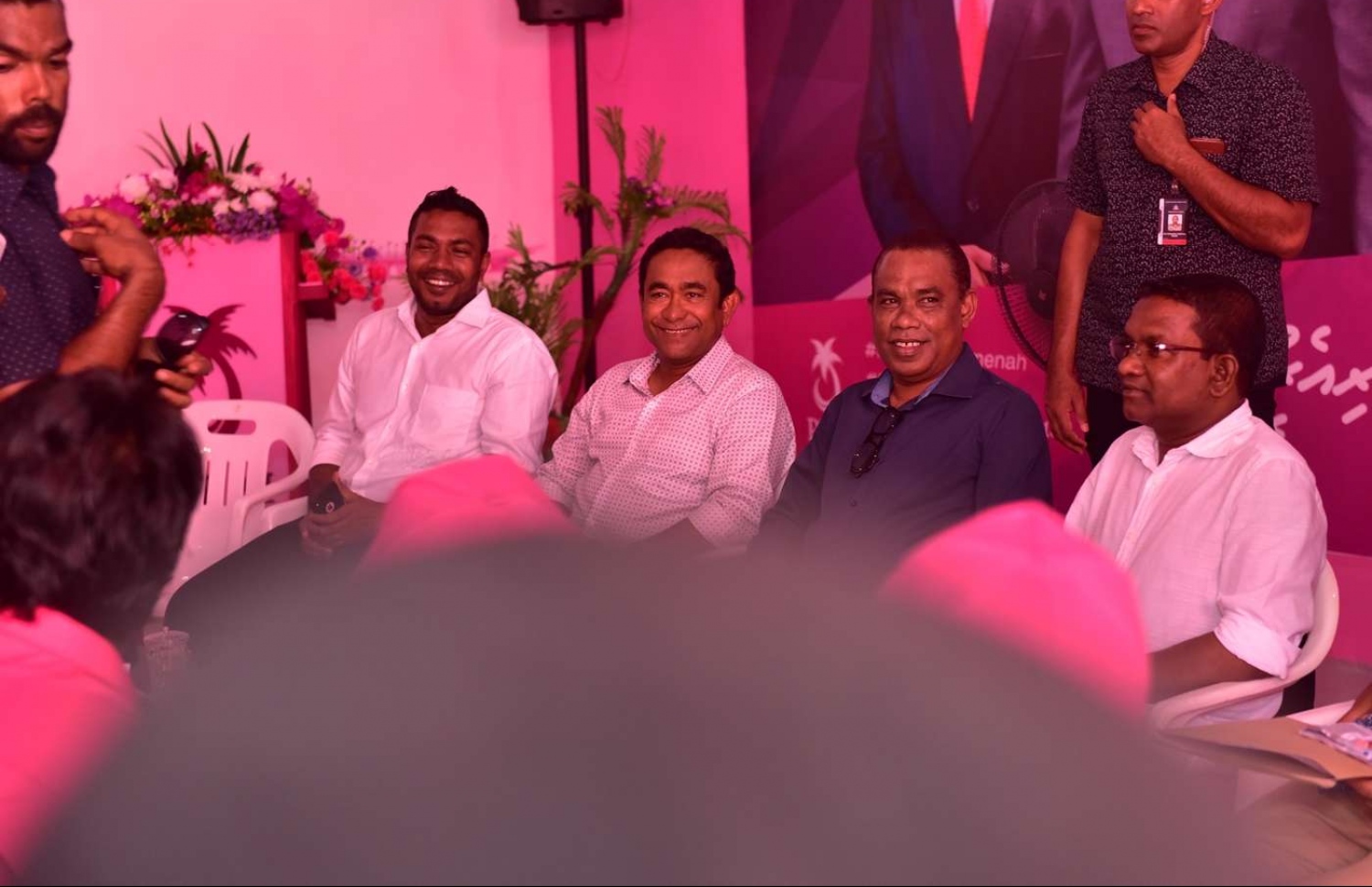 ފ. ބިލެއްދޫ: އޮގަސްޓް 25، 2018- ރައީސް ޔާމީން މި ރަށަށް ކުރެއްވި ކެމްޕެއިން ދަތުރުފުޅުގައި، ޕީޕީއެމްގެ ބައެއް މީހުންނާ ބައްދަލުކުރައްވައި މަޝްވަރާ ކުރައްވަނީ.---ފޮޓޯ: ރައީސް އޮފީސް