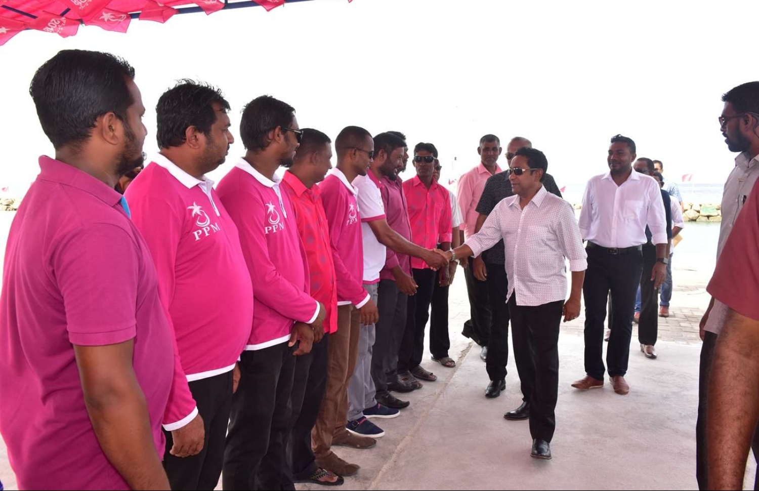 ފ. ފީއަލި: އޮގަސްޓް 25، 2018- ރައީސް ޔާމީން ކެމްޕެއިން ދަތުރުފުޅެއްގައި މި ރަށަށް ވަޑައިގަތުމުން، އެމަނިކުފާނަށް މަރުހަބާ ކިޔަން ދިޔަ ބައެއް މީހުންނާ ސަލާމް ކުރައްވަނީ.---ފޮޓޯ: ރައީސް އޮފީސް