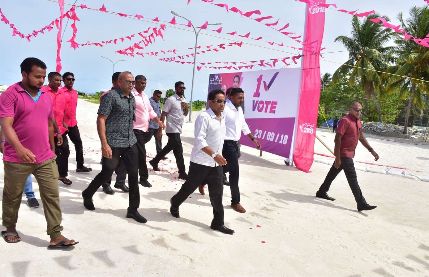 ފ. ފީއަލި: އޮގަސްޓް 25، 2018- ރައީސް ޔާމީން މި ރަށަށް ކުރެއްވި ކެމްޕެއިން ދަތުރުފުޅުގެ ތެރެއިން، މަގެއްގައި ހިންގަވާފައި ވަޑައިގަންނަވަނީ.---ފޮޓޯ: ރައީސް އޮފީސް