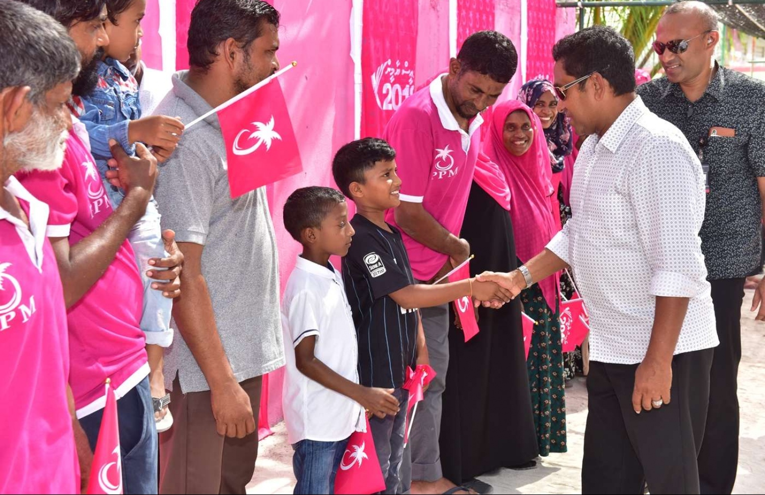 ފ. ދަރަނބޫދޫ: އޮގަސްޓް 25، 2018- ރައީސް ޔާމީން މި ރަށަށް ކުރެއްވި ކެމްޕެއިން ދަތުރުފުޅުގައި، ކުޑަކުއްޖަކާ ސަލާމް ކުރައްވަނީ.---ފޮޓޯ: ރައީސް އޮފީސް