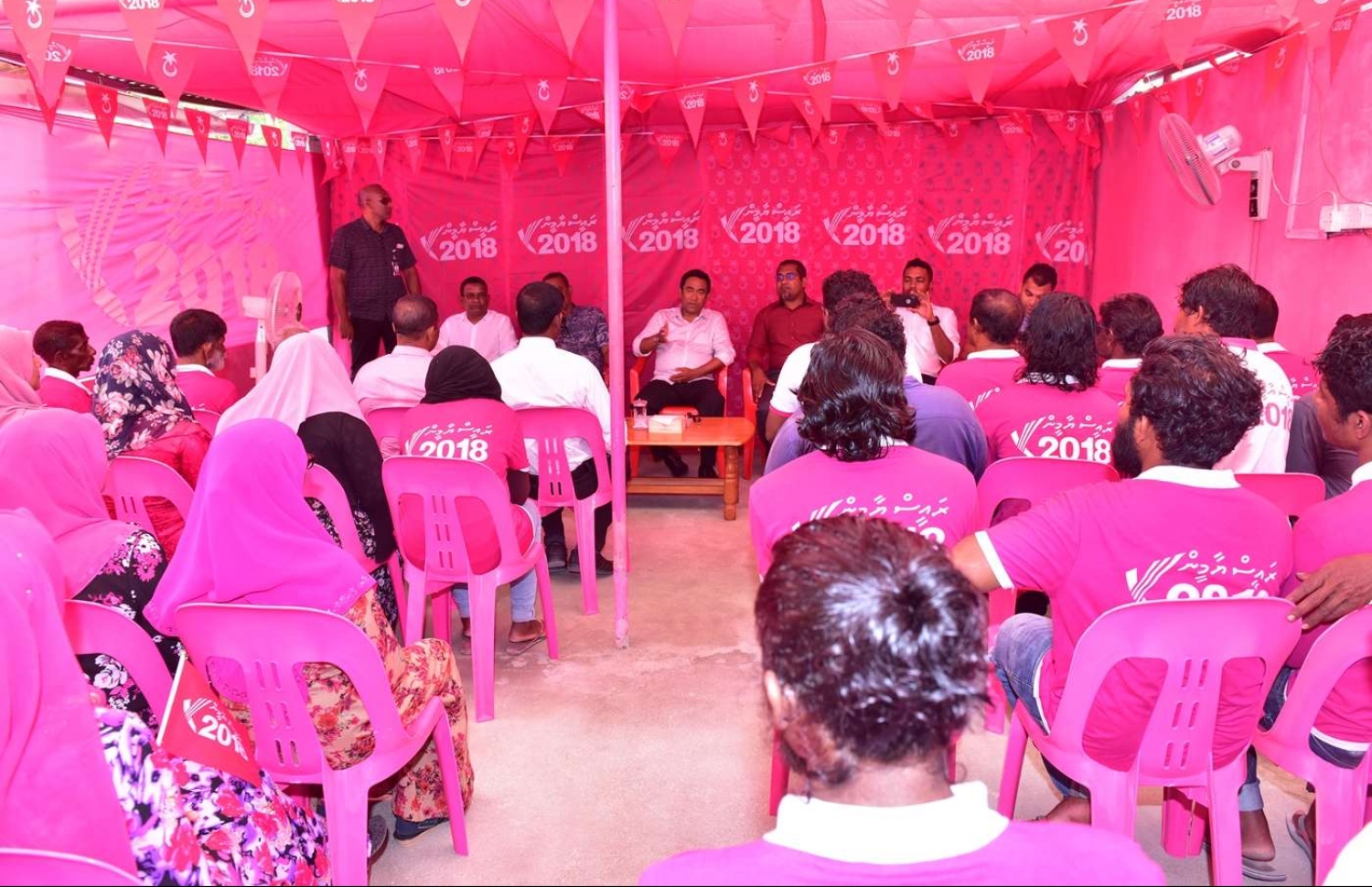 ފ. ދަރަނބޫދޫ: އޮގަސްޓް 25، 2018- ރައީސް ޔާމީން މި ރަށަށް ކުރެއްވި ކެމްޕެއިން ދަތުރުފުޅުގައި، ޕީޕީއެމްގެ މެމްބަރުންނާ ބައްދަލު ކުރެއްވުމަށް އެމަނިކުފާނު ބޭއްވެވި ހަފުލާ އަށް ދިޔަ ބައެއް މީހުން.---ފޮޓޯ: ރައީސް އޮފީސް