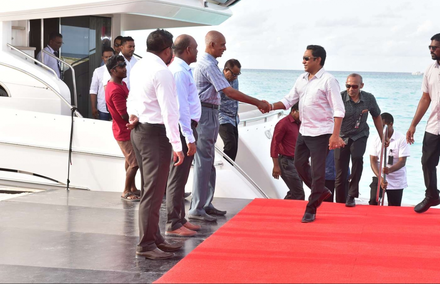 ފ. ނިލަންދޫ: އޮގަސްޓް 25، 2018- ރައީސް ޔާމީން މި ރަށަށް ކުރެއްވި ކެމްޕެއިން ދަތުރުފުޅެއްގައި ވަޑައިގަތުމުން، އެމަނިކުފާނަށް މަރުހަބާ ވިދާޅުވުމަށް ވަޑައިގެންނެވި ބައެއް ބޭފުޅުންނާ ސަލާމް ކުރައްވަނީ.---ފޮޓޯ: ރައީސް އޮފީސް