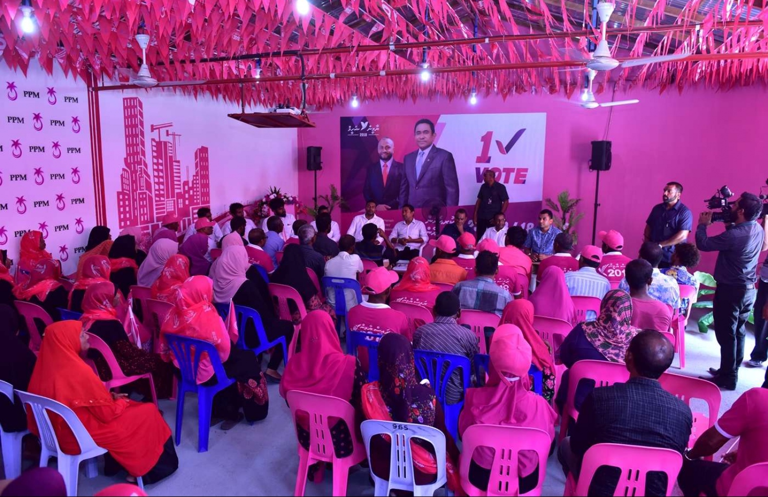 ފ. ބިލެއްދޫ: އޮގަސްޓް 25، 2018- ރައީސް ޔާމީން މި ރަށަށް ކުރެއްވި ކެމްޕެއިން ދަތުރުފުޅުގައި، ޕީޕީއެމްގެ ބައެއް މީހުންނާ ބައްދަލުކުރައްވައި މަޝްވަރާ ކުރައްވަނީ.---ފޮޓޯ: ރައީސް އޮފީސް