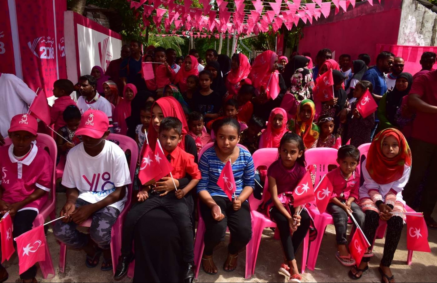 ފ.ފީއަލި: އޮގަސްޓް 25، 2018- ރައީސް އަބްދުﷲ ޔާމީން މި ރަށަށް ކުރެއްވި ދަތުރުފުޅުގައި، ރައްޔިތުންނާ ބައްދަކުރެއްވުމަށް ބޭއްވި ހަފުލާގެ ތެރެއިން .---ފޮޓޯ: ރައީސް އޮފީސް