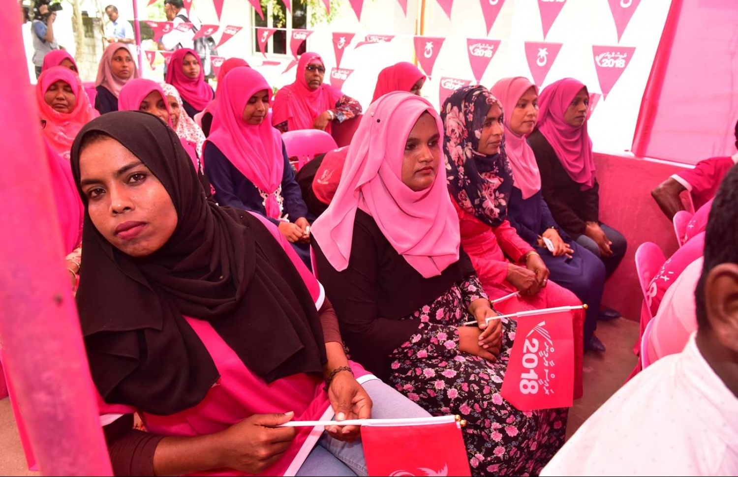ފ. ދަރަނބޫދޫ: އޮގަސްޓް 25، 2018- ރައީސް ޔާމީން މި ރަށަށް ކުރެއްވި ކެމްޕެއިން ދަތުރުފުޅުގައި، ޕީޕީއެމްގެ މެމްބަރުންނާ ބައްދަލު ކުރެއްވުމަށް އެމަނިކުފާނު ބޭއްވެވި ހަފުލާ އަށް ދިޔަ ބައެއް މީހުން.---ފޮޓޯ: ރައީސް އޮފީސް