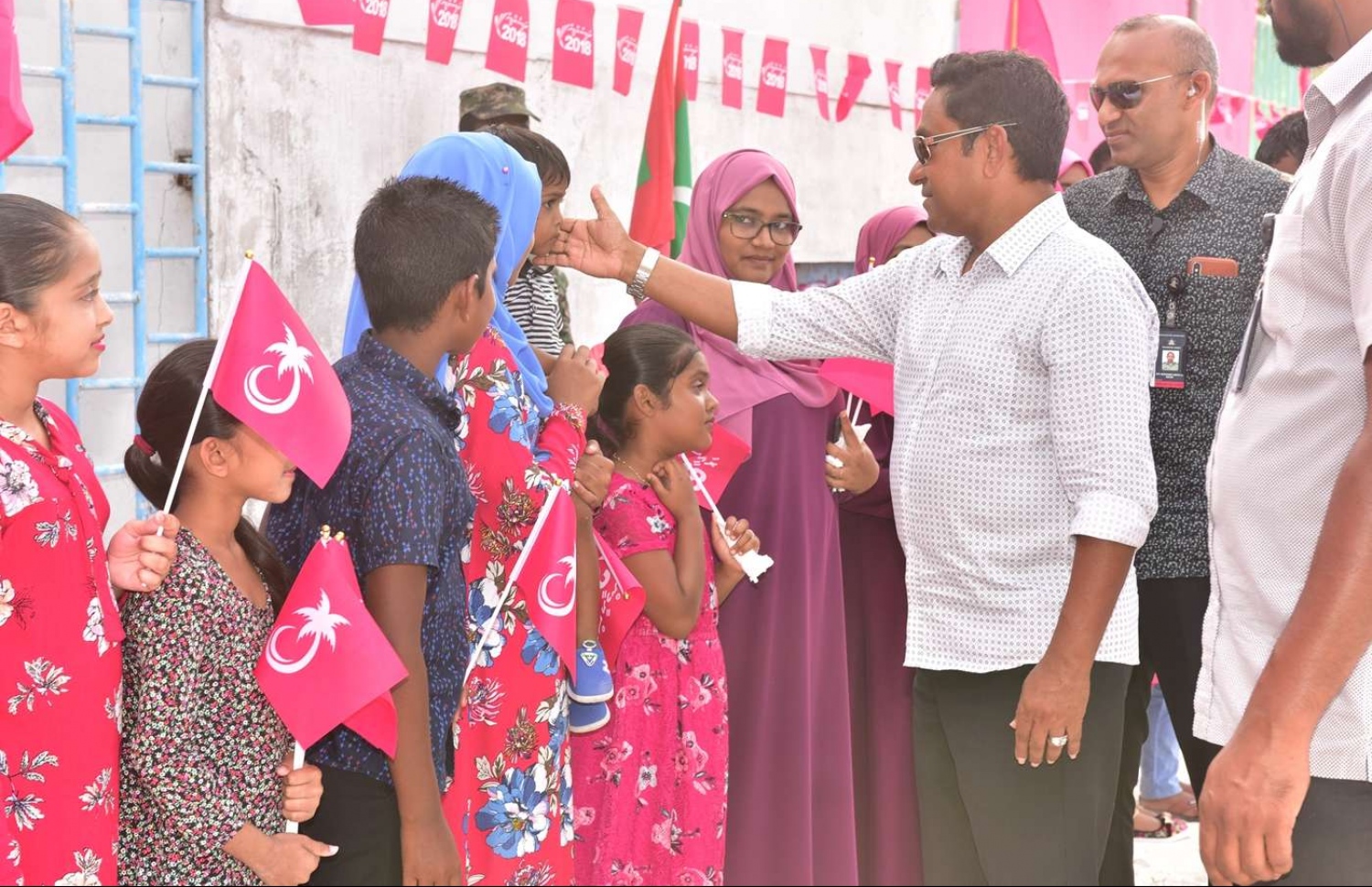 ފ. ނިލަންދޫ: އޮގަސްޓް 25، 2018- ރައީސް ޔާމީންގެ ފުރަތަމަ ކެމްޕެއިން ދަތުރުފުޅުގައި މި ރަށަށް ވަޑައިގެން ކުޑަކުއްޖެއްގެ ކޮލުގައި ފިރުމާލައްވަނީ.---ފޮޓޯ: ރައީސް އޮފީސް