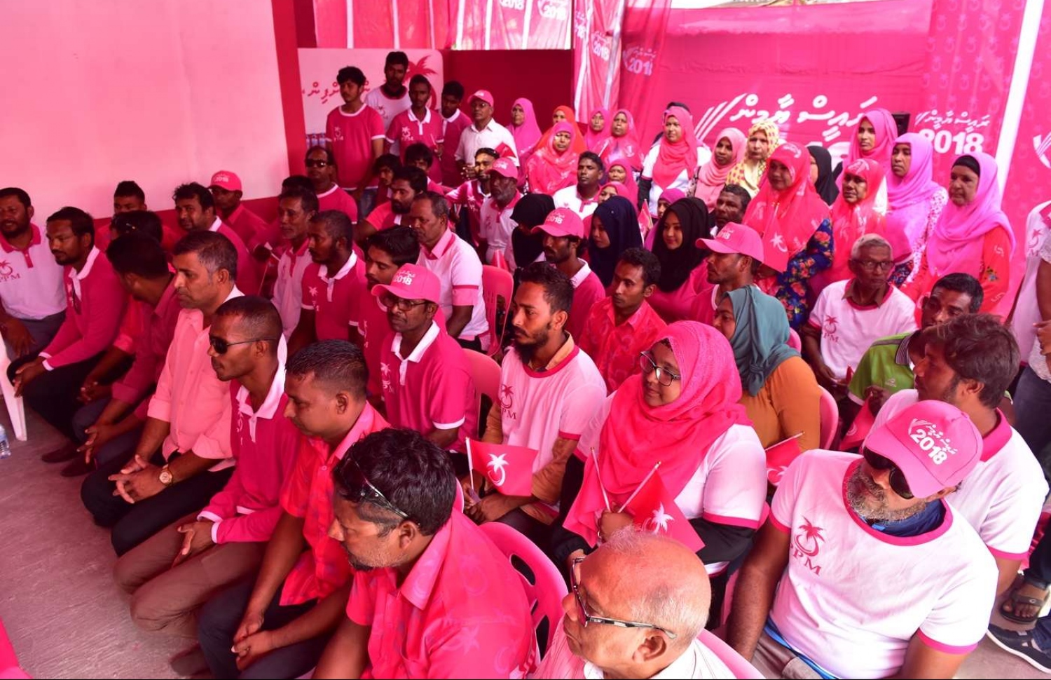 ފ. ފީއަލި: އޮގަސްޓް 25، 2018- ރައީސް ޔާމީން މި ރަށަށް ކުރެއްވި ކެމްޕެއިން ދަތުރުފުޅުގައި، ޕީޕީއެމްގެ މެމްބަރުންނާ ބައްދަލު ކުރެއްވުމަށް އެމަނިކުފާނު ބޭއްވެވި ހަފުލާ އަށް ދިޔަ ބައެއް މީހުން.---ފޮޓޯ: ރައީސް އޮފީސް